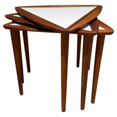 Arthur Umanoff – Set aus ineinander stapelbaren Beistelltischen, dreieckig, Mid-Century-Modern-Stil