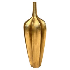 Übergroße „Accolade“-Bodenvase aus Glasfaserharz mit Blattgoldverzierung, modern