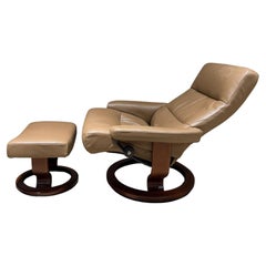 Fauteuil inclinable en cuir Stressless et repose-pieds « Norway » d'Ekornes : style scandinave moderne