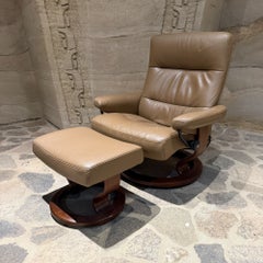 Fauteuil inclinable en cuir Stressless et repose-pieds « Norway » d'Ekornes : style scandinave moderne