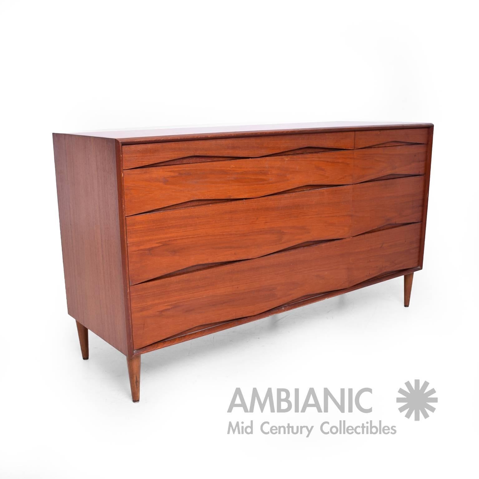 For your consideration a Danish modern double dresser in teakwood with sculptural handles. 

Stamped MADE IN DENMARK.

32 1/8