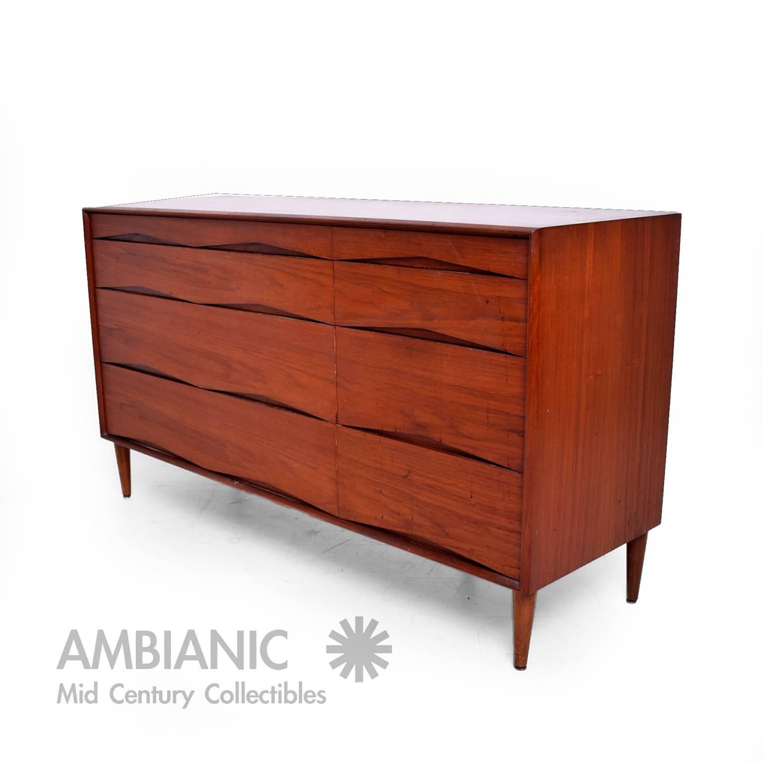 Danish Modern Double Dresser Credenza in the Style of a Vodder In Good Condition In Chula Vista, CA