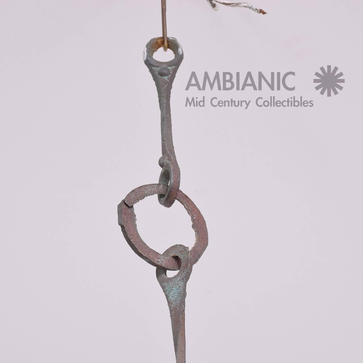 For your consideration a vintage cast bronze triple bell attributed to Paolo Soleri.
Beautiful patina present.
Unusual design with three cast bronze bells. 

Overall dimensions:
31