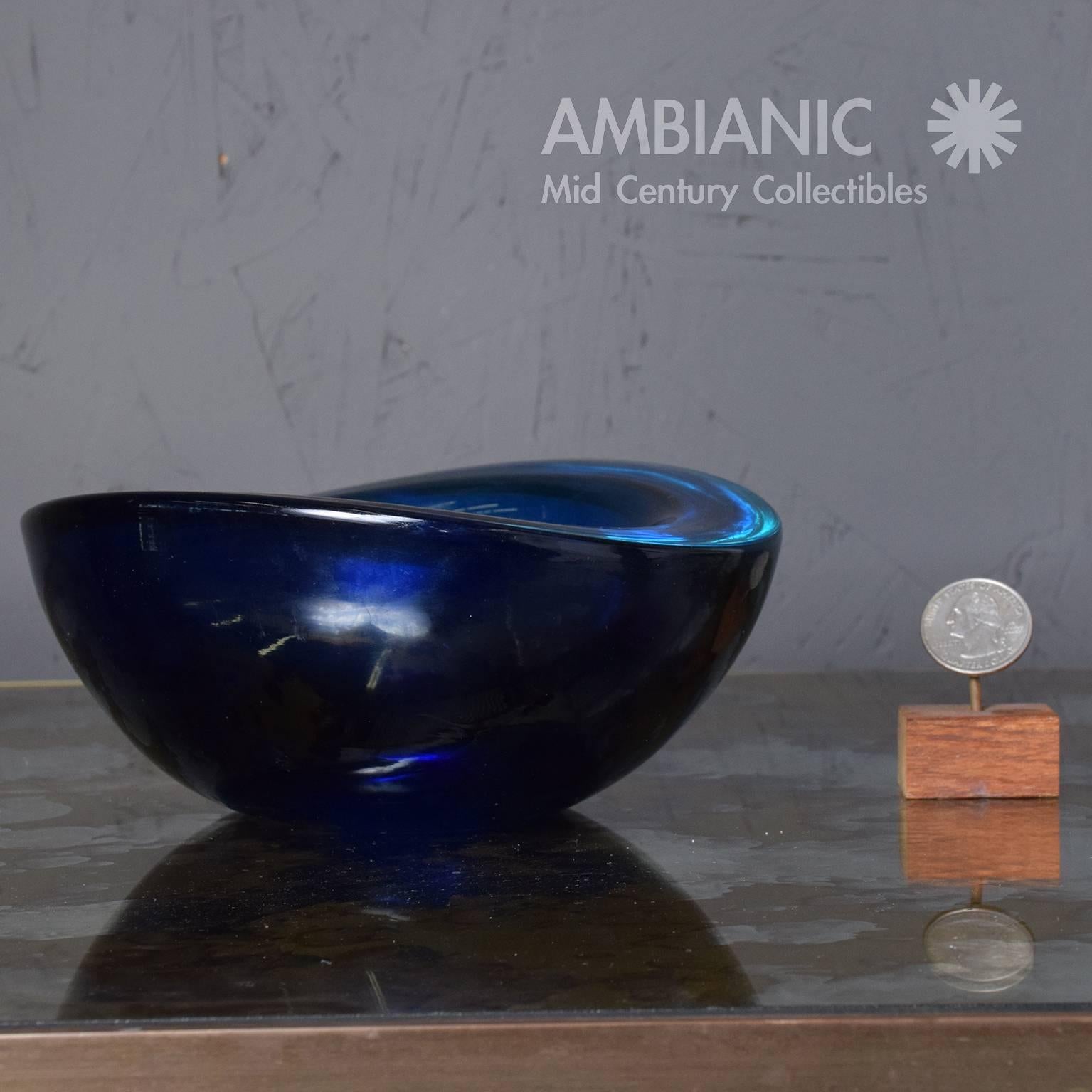 For your consideration a vintage Murano dish in cobalt blue.

Sculptural elliptical-oval shape. 
Unmarked.

Measures: 2 3/4