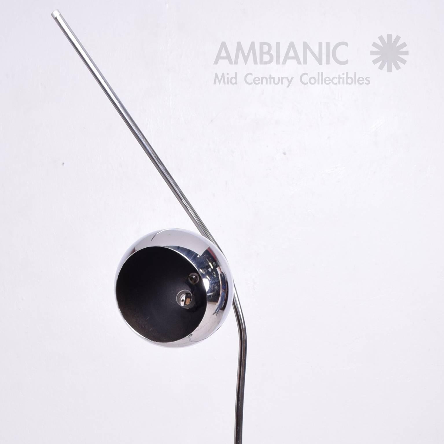 For your consideration a beautiful sculptural floor lamp in chrome. 
Shade is fully adjustable,

USA made, circa 1960s.


Dimensions:
57 3/4