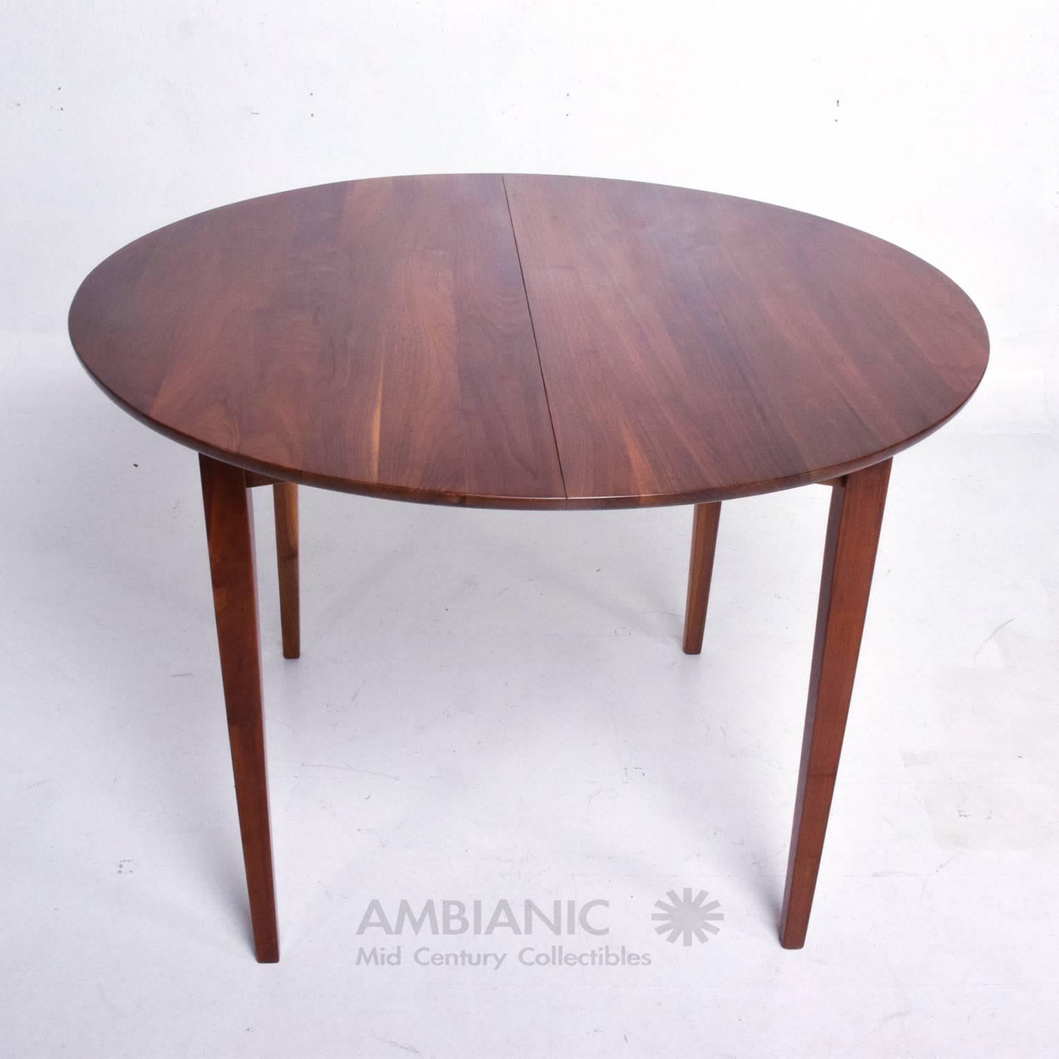 Mid-Century Modern Solid Walnut Dining Table In Excellent Condition In Chula Vista, CA