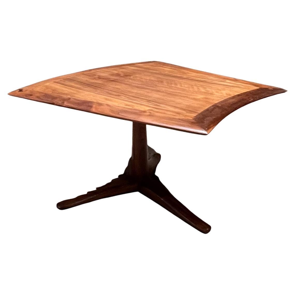 Mesa trípode en cuña de nogal Drexel Barney Flagg, años 60