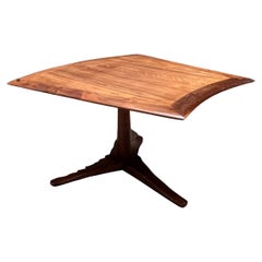 Mesa trípode en cuña de nogal Drexel Barney Flagg, años 60