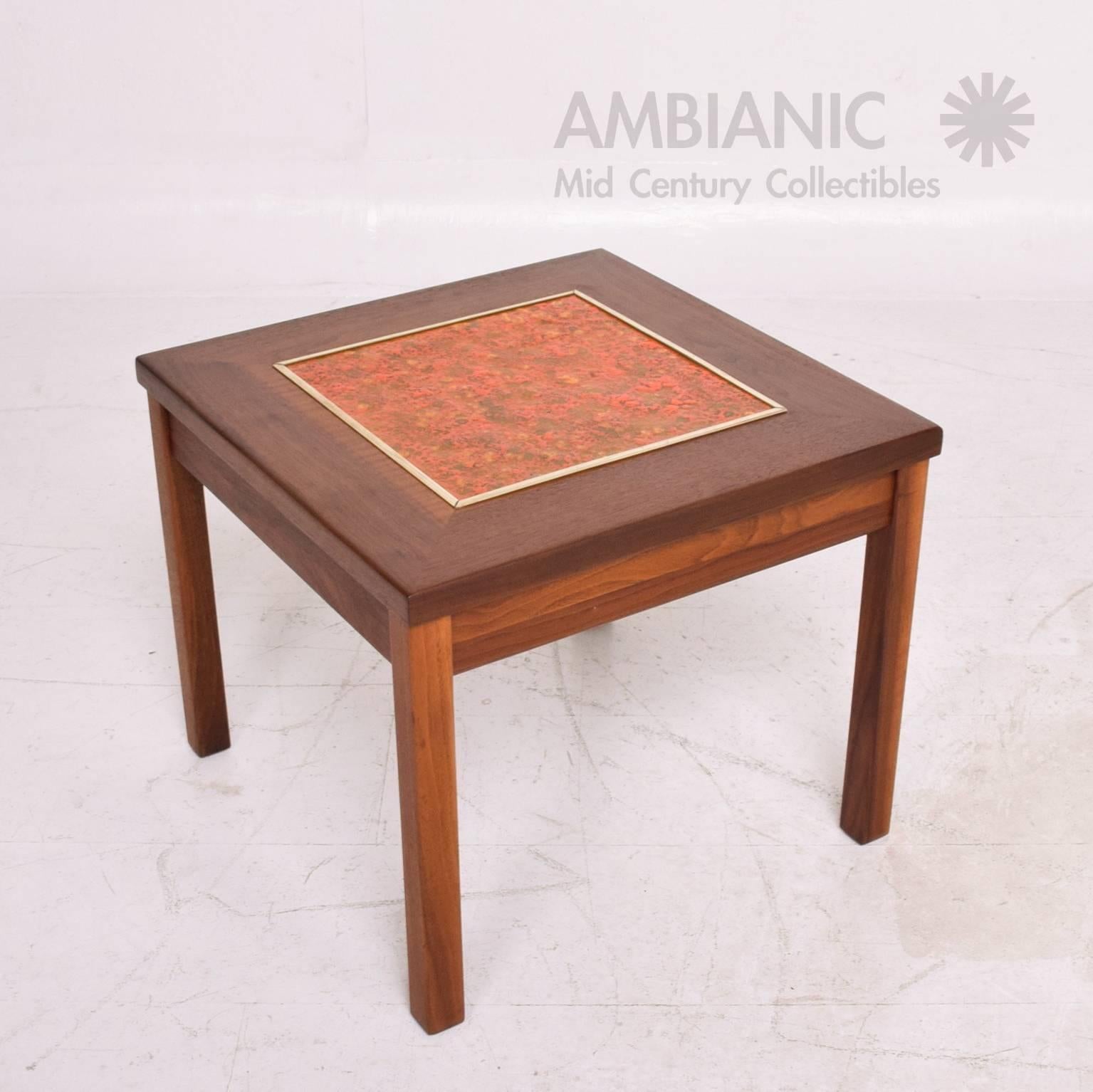 For your consideration a Mid-Century Modern walnut side table with orange enamel top.

USA, circa 1960s
Measures: 15 1/2