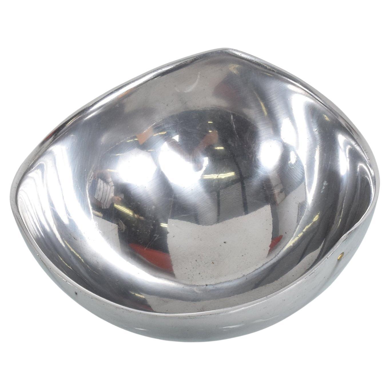 Bowl
Modern Nambe bowl in metal alloy, recently polished.
Stamped by maker 527 tri corner design.
Dimensions: 4 1/2