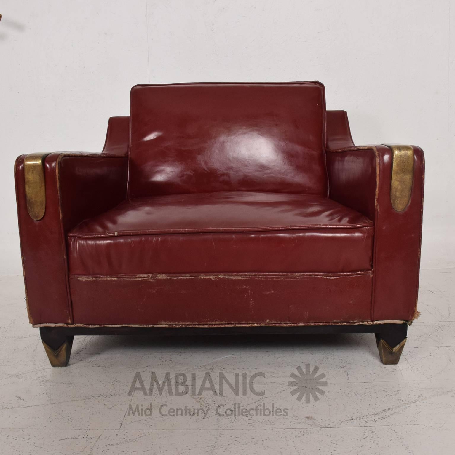 For your consideration, a Mexican modernist club chair and ottoman red leather and brass. Attributed to Arturo Pani, Mexico, circa 1950s.

Original vintage condition. Leather has sings of vintage wear. Brass has patina. Wood has patina and nicks