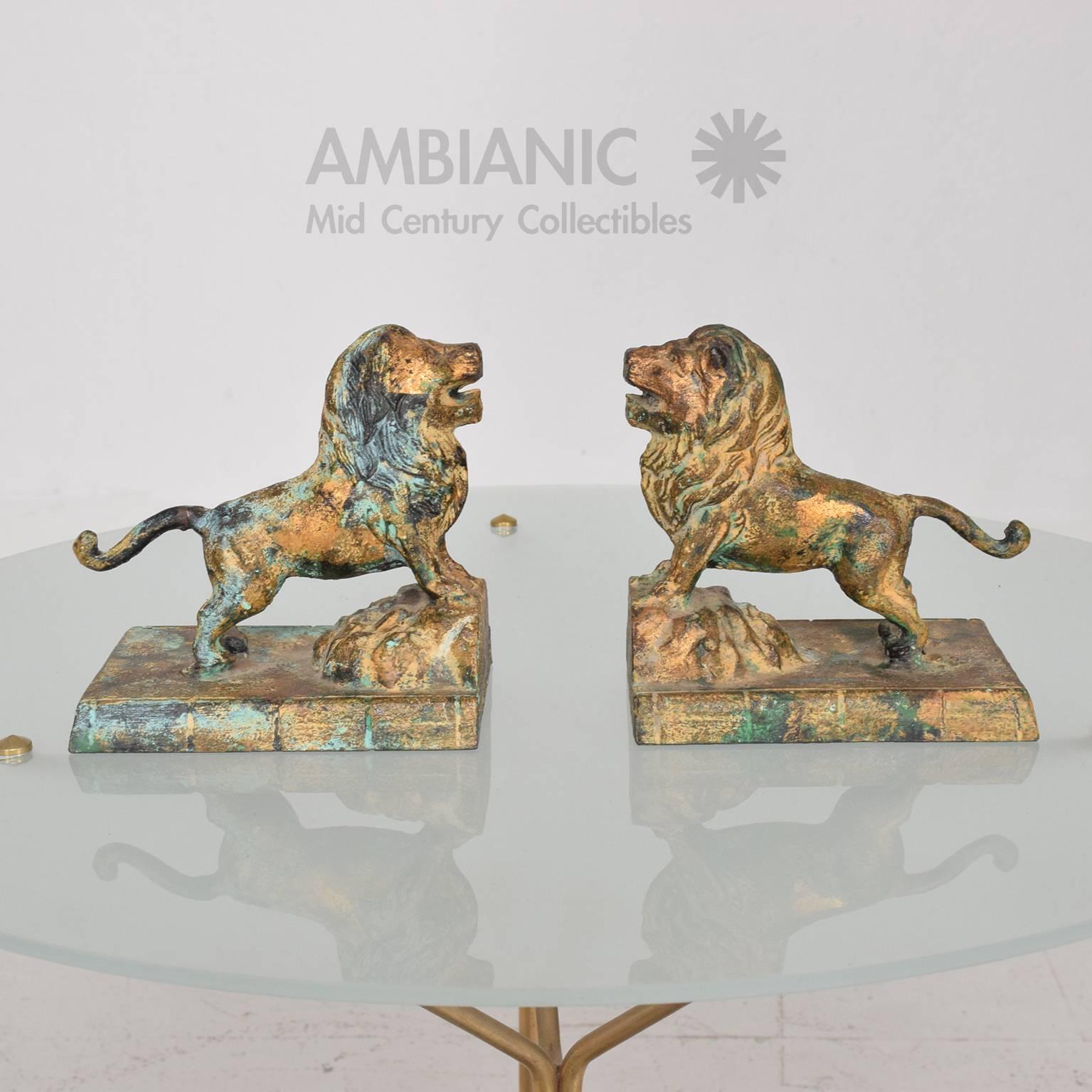For your consideration a pair of cast iron lion bookends with wonder faux bronze patina. 

Unmarked. No information present on the maker or designer.

Measures: 5 1/4