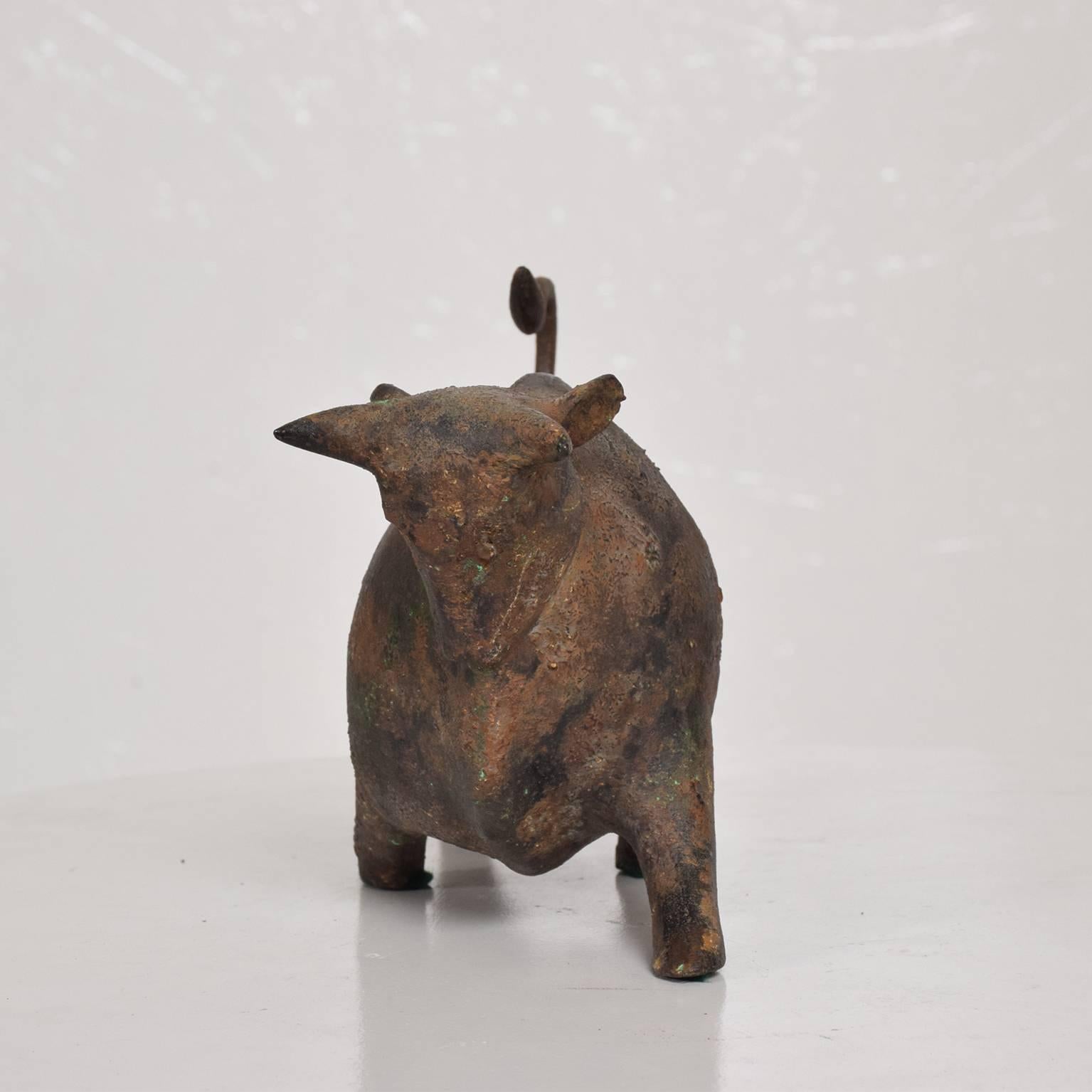 For your consideration a vintage table sculpture of a bull with amazing patina.
Dimensions: 6