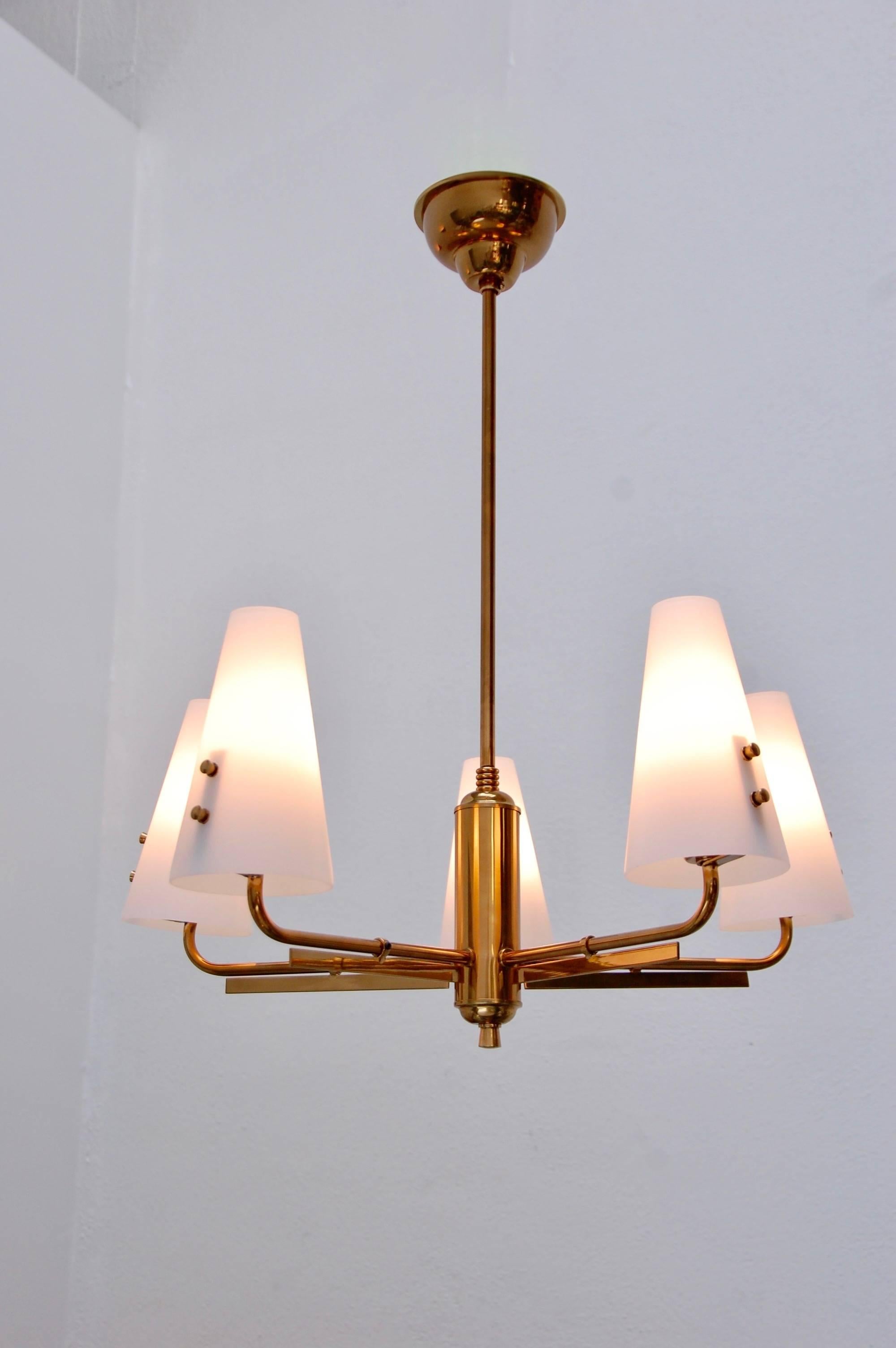 Beautiful mid-size six-arm Italian chandelier from the 1950s. Single E14 candelabra based sockets each shade. Fully restored, and ready for use in the US. 

Measures: Diameter 20”
Overall drop height 22”
Fixture height 7”

We at Lumfardo
