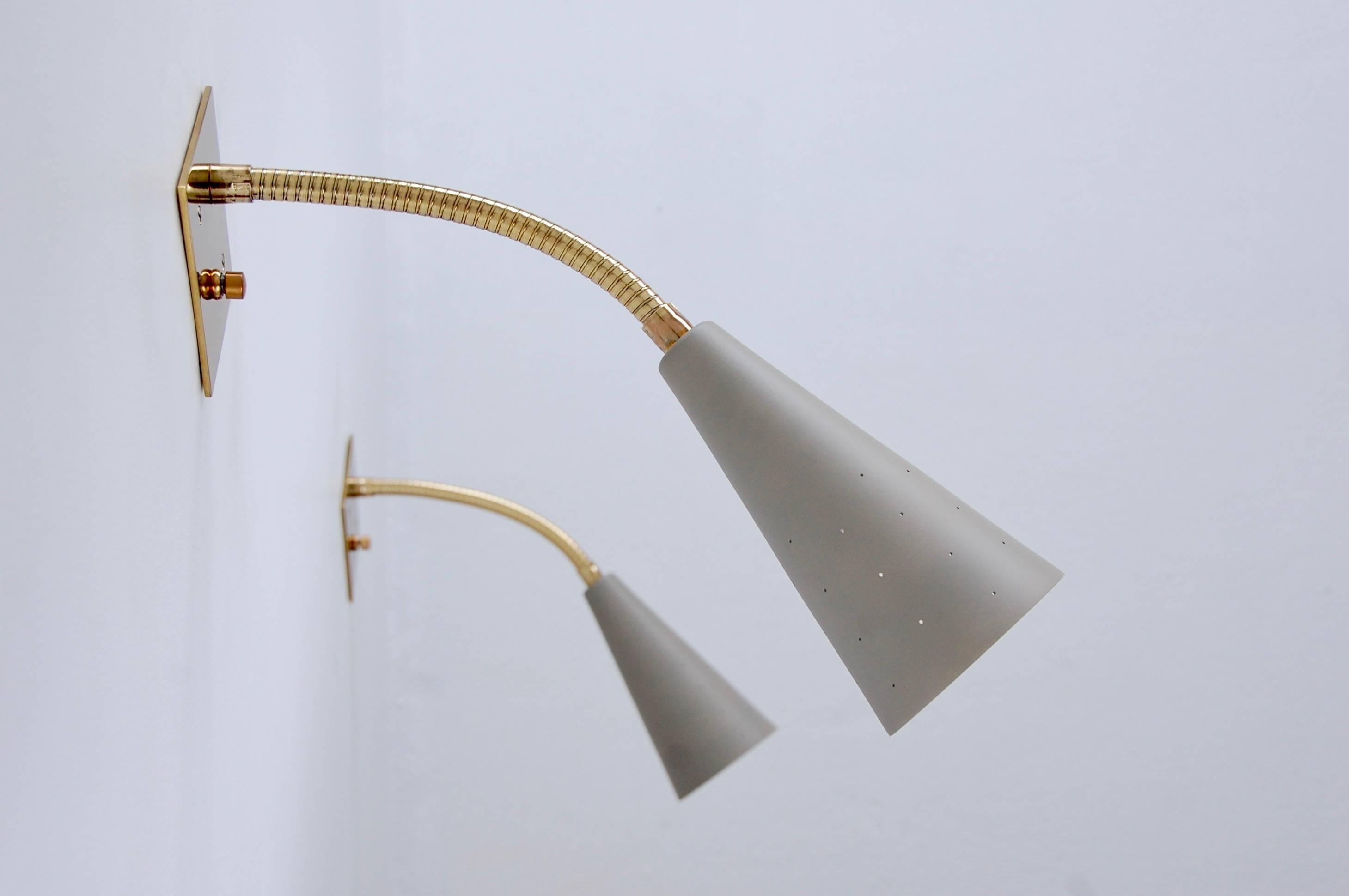 Apliques clásicos de cuello de cisne de latón de Lumfardo Luminaires en latón patinado envejecido y aluminio pintado en un color personalizado. Inspirados en el diseño italiano de mediados de siglo de los años 50, estos apliques son ideales para