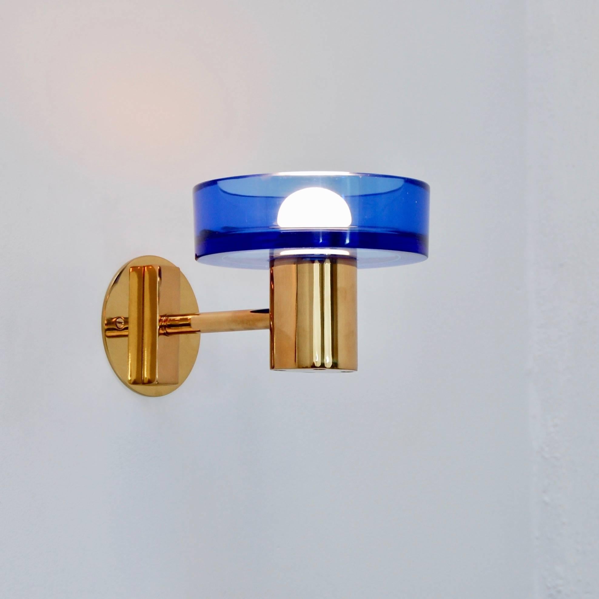 Elegant sapphire blue glass and brass sconce by Seguso of Italy. Single medium based E26 socket. Wired for use in the US.
Fully restored. Back plate 4” with 2 ¾” centre to centre mounting holes.
      