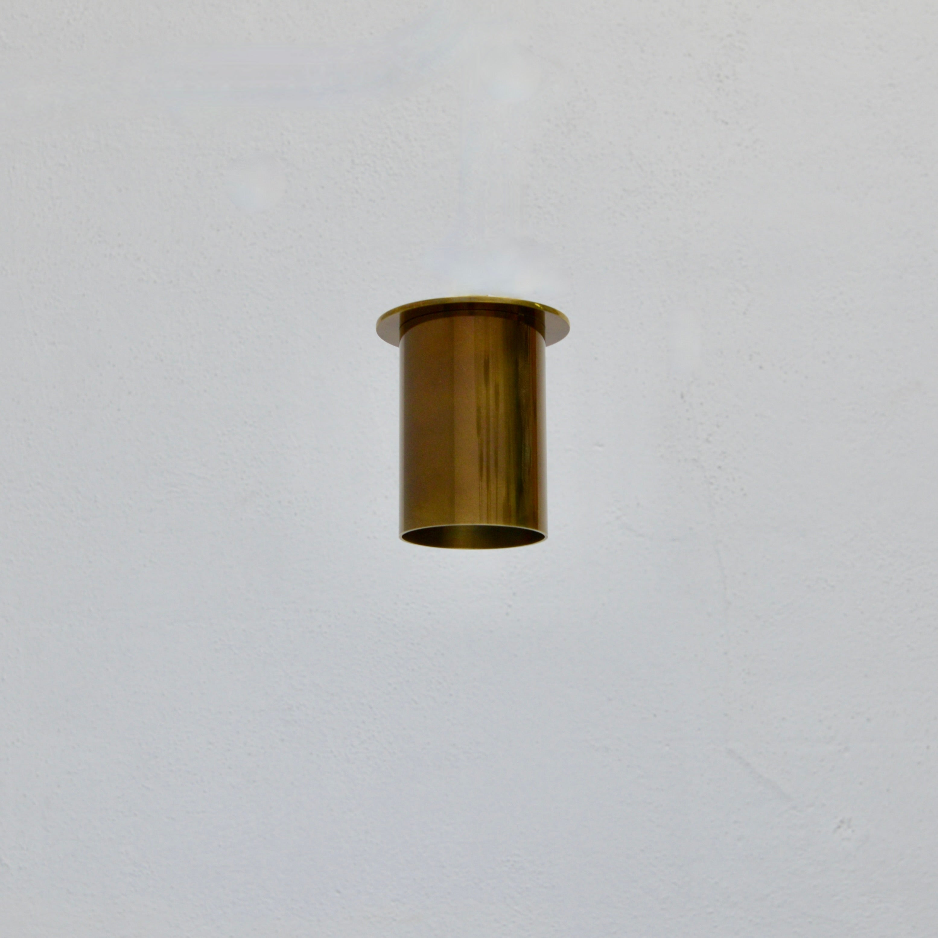 Sharp Ceiling LU Pipe Leuchte von Lumfardo Luminaires, inspiriert vom klassischen italienischen Design der Jahrhundertmitte. Hergestellt aus massivem, gealtertem Messing. Kann mit einer 1-E26-Steckdose verdrahtet werden und ist für den Einsatz in