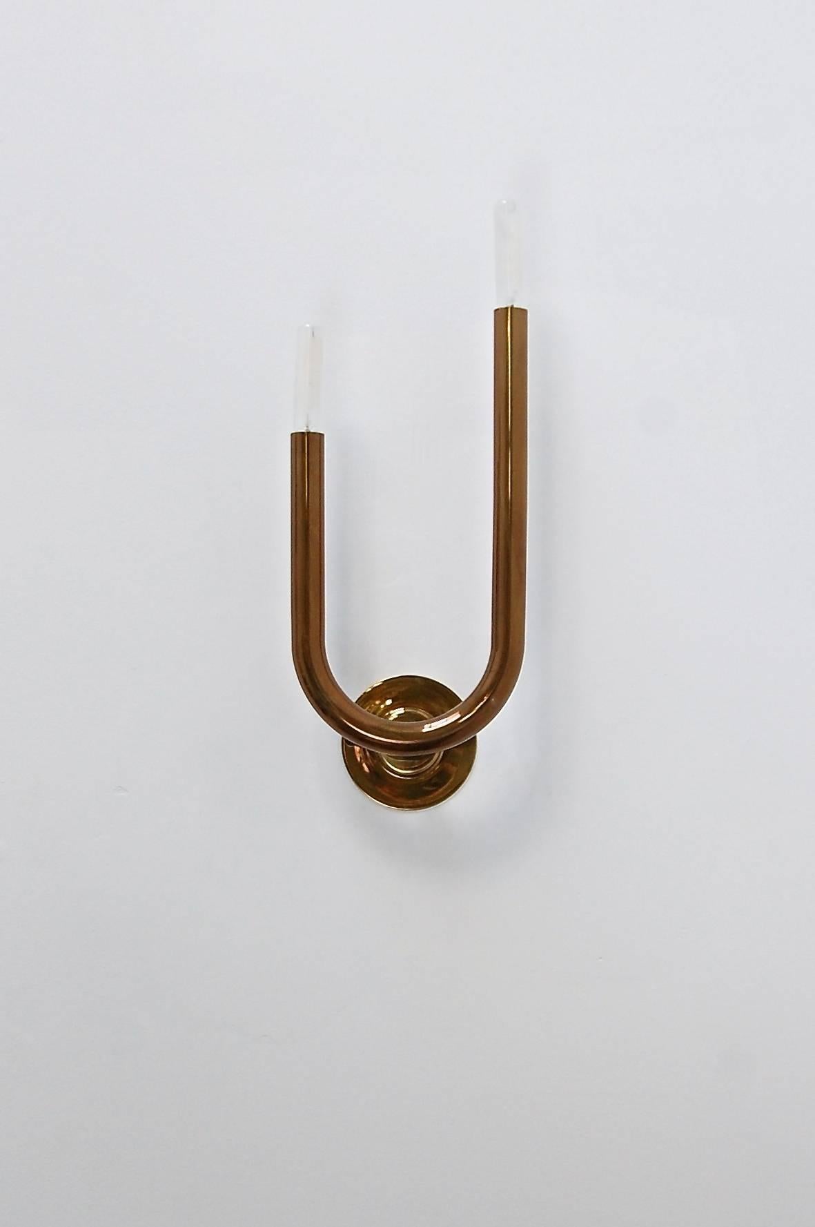 Superbes et élégantes appliques LU modernes de Lumfardo Luminaires en laiton laqué légèrement vieilli. Douilles à base de candélabre. Ampoules incluses. Prix par paire. (appliques gauche et droite)

Les mesures sont avec les ampoules.