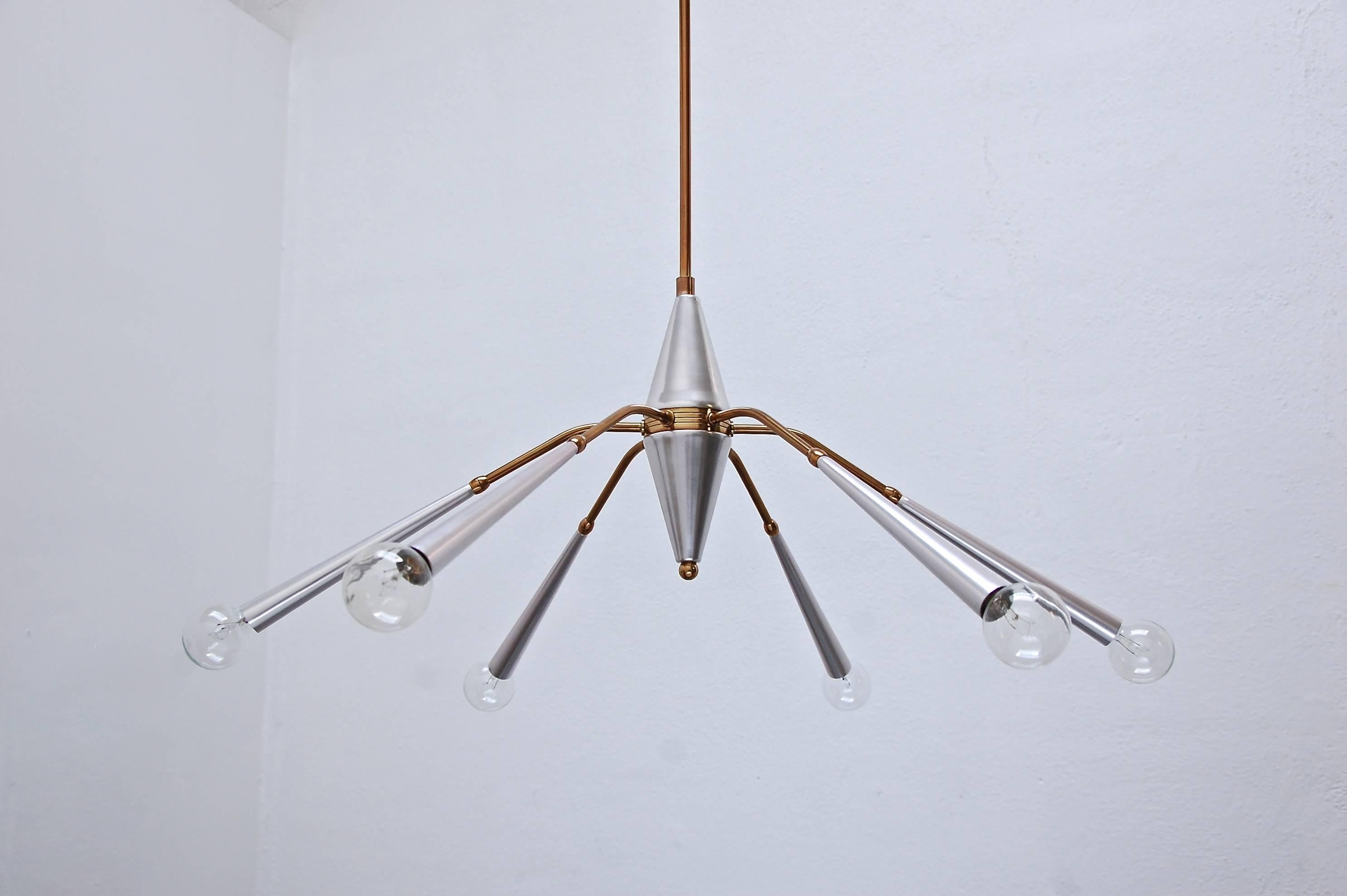 Late 1940s or very early 1950s Sputnik chandelier from Italy. Fine lines and graceful appearance. Brass and aluminum.

Measures: 28