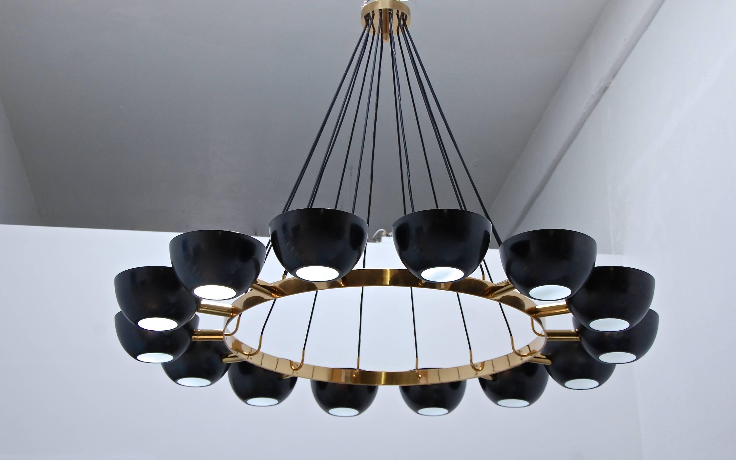 The LUcrown contemporary chandelier draws from classic Italian design from the 1950s. In a 65” diameter, this chandelier with 14 10” x 5