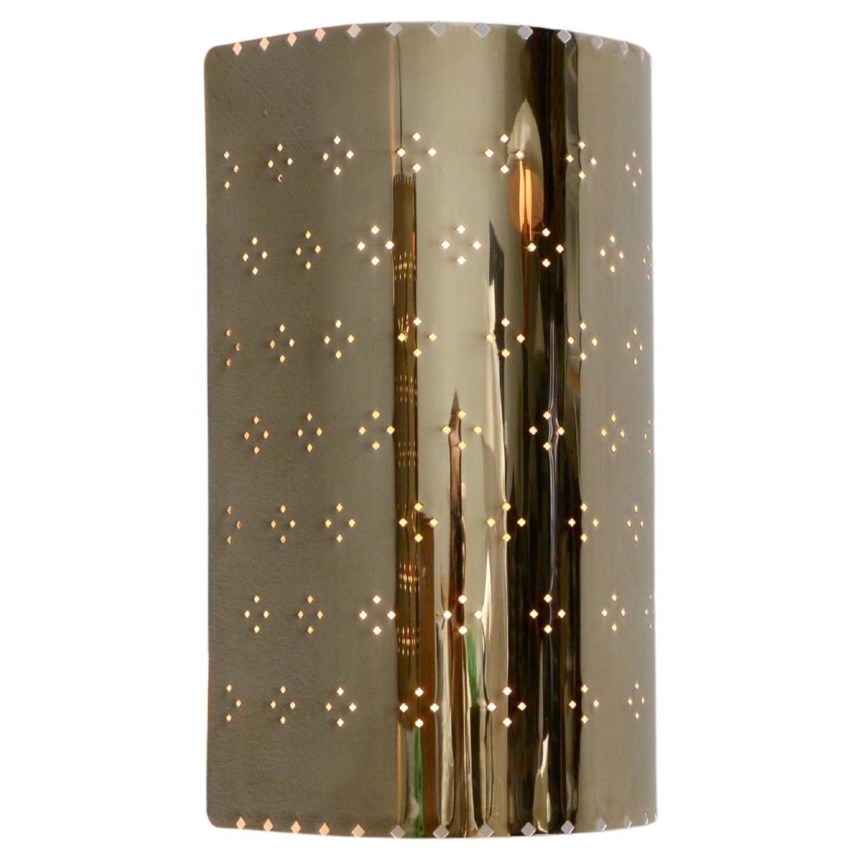 El atractivo aplique LU Louis AS Outdoor es una versión para exteriores del aplique de pared totalmente de latón en un acabado plateado envejecido con perforaciones estampadas de Lumfardo Luminaires. De fabricación contemporánea en EE.UU. Múltiplos