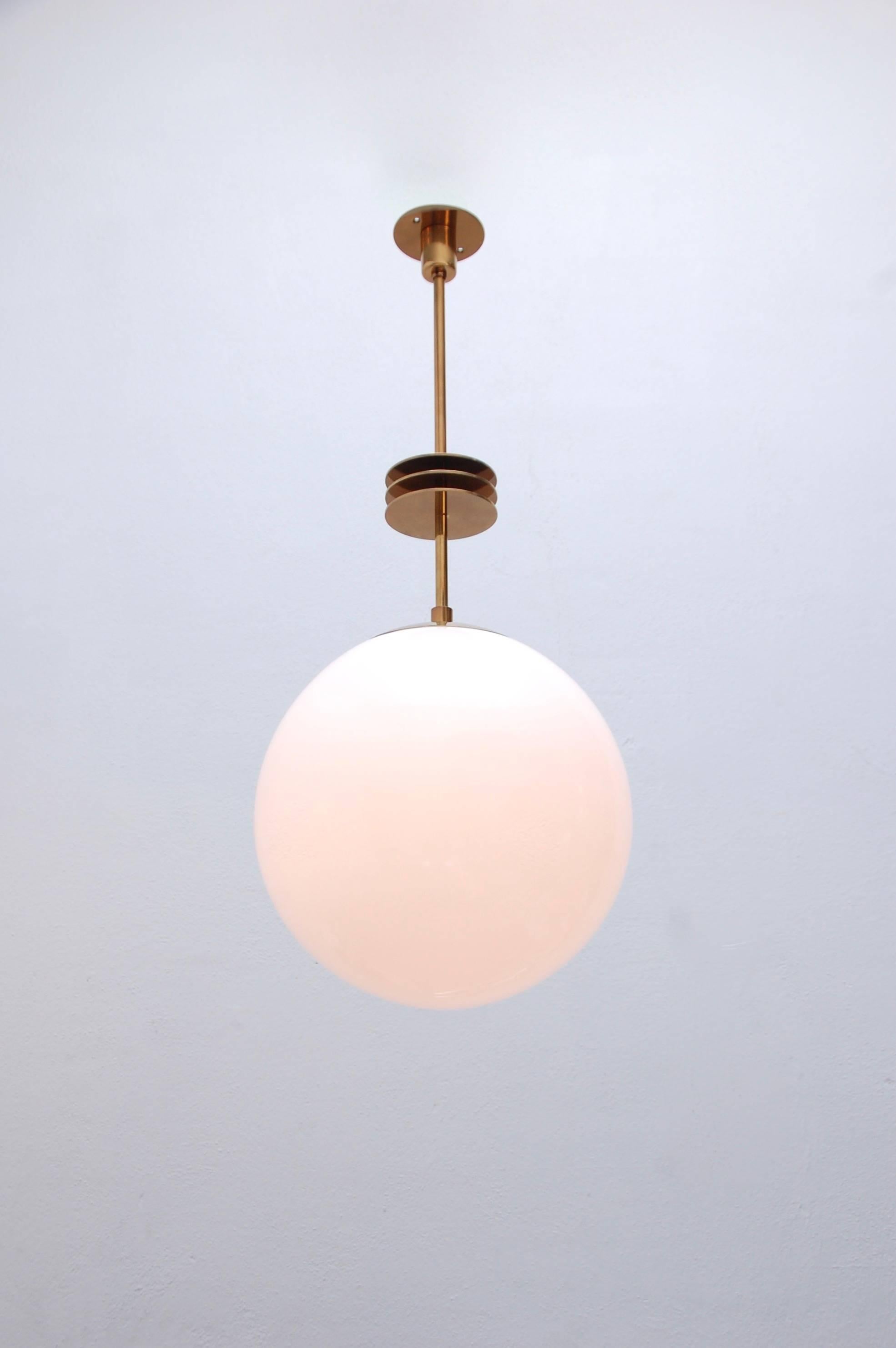 El colgante LU Deco es una luminaria contemporánea. Este accesorio es un precioso colgante globo con características de diseño inspiradas en el Art Déco. Elige entre dos acabados: latón lacado ligeramente envejecido (LALB) o latón patinado (PB) y