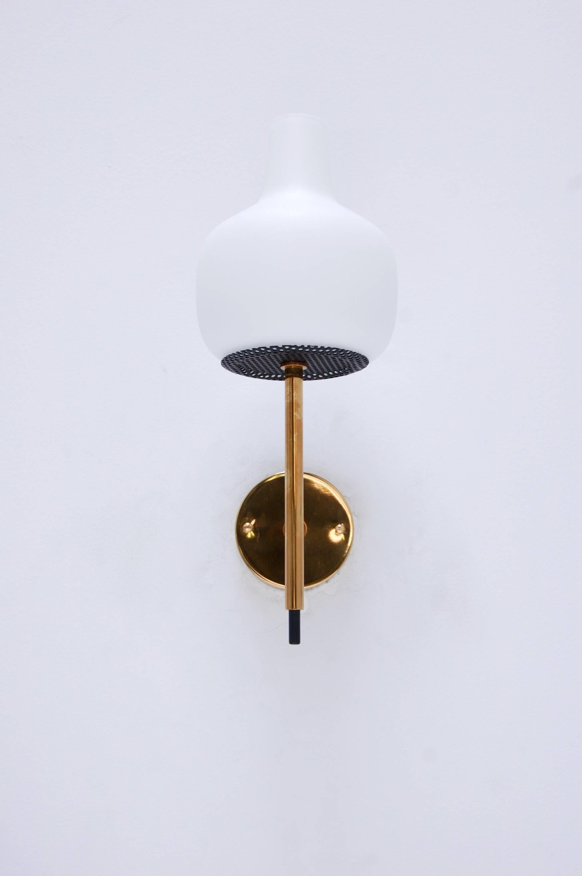 Single Mid-Century Modern Italian Sconce In Excellent Condition For Sale In Los Angeles, CA
