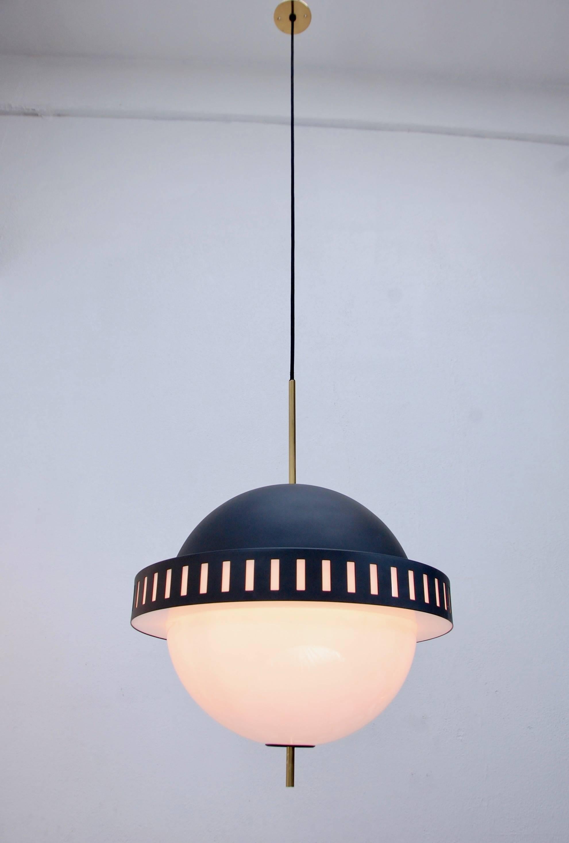 1950s formidable spherical two-tone pendant by Stilux of Italy. Current overall drop adjustable upon request.
Measures: Drop 70”
Fixture height 27”
Diameter 20”.
 