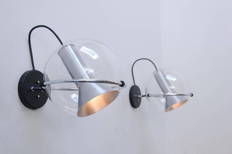 Pair of 1960s globe wall lights by Frank Ligtelijn for RAAK Amsterdam. Excellent. Rewired, one E26 socket per fixture, max. wattage 75w each.
Blown glass, satin aluminium and plated and painted steel.