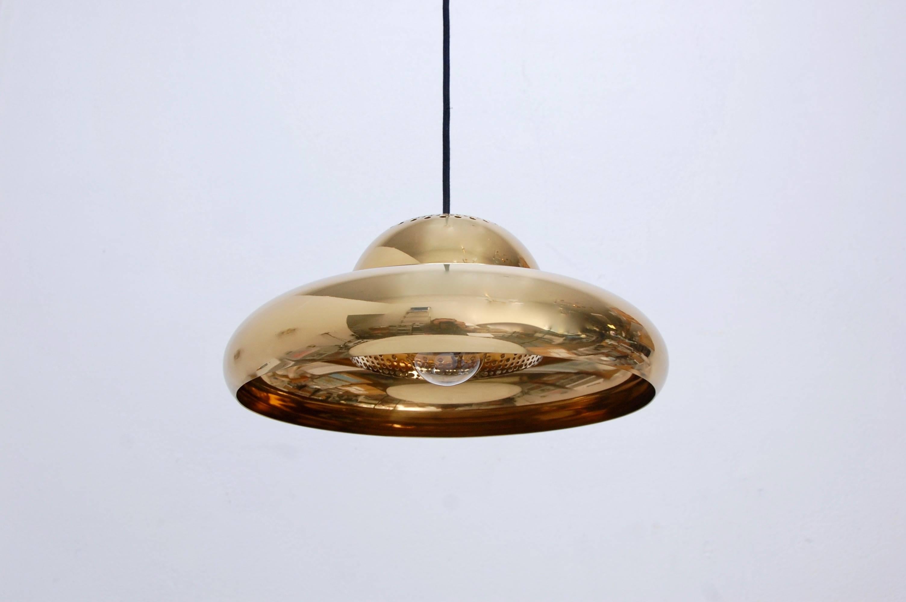 Two “Fiori di Loto” brass pendants by Tobia Scarpa for Flos. Naturally aged patina brass lacquered finish. Wired for the US. Overall drop adjustable upon request.
We at Lumfardo Luminaires do all the restorations of our vintage collection in house