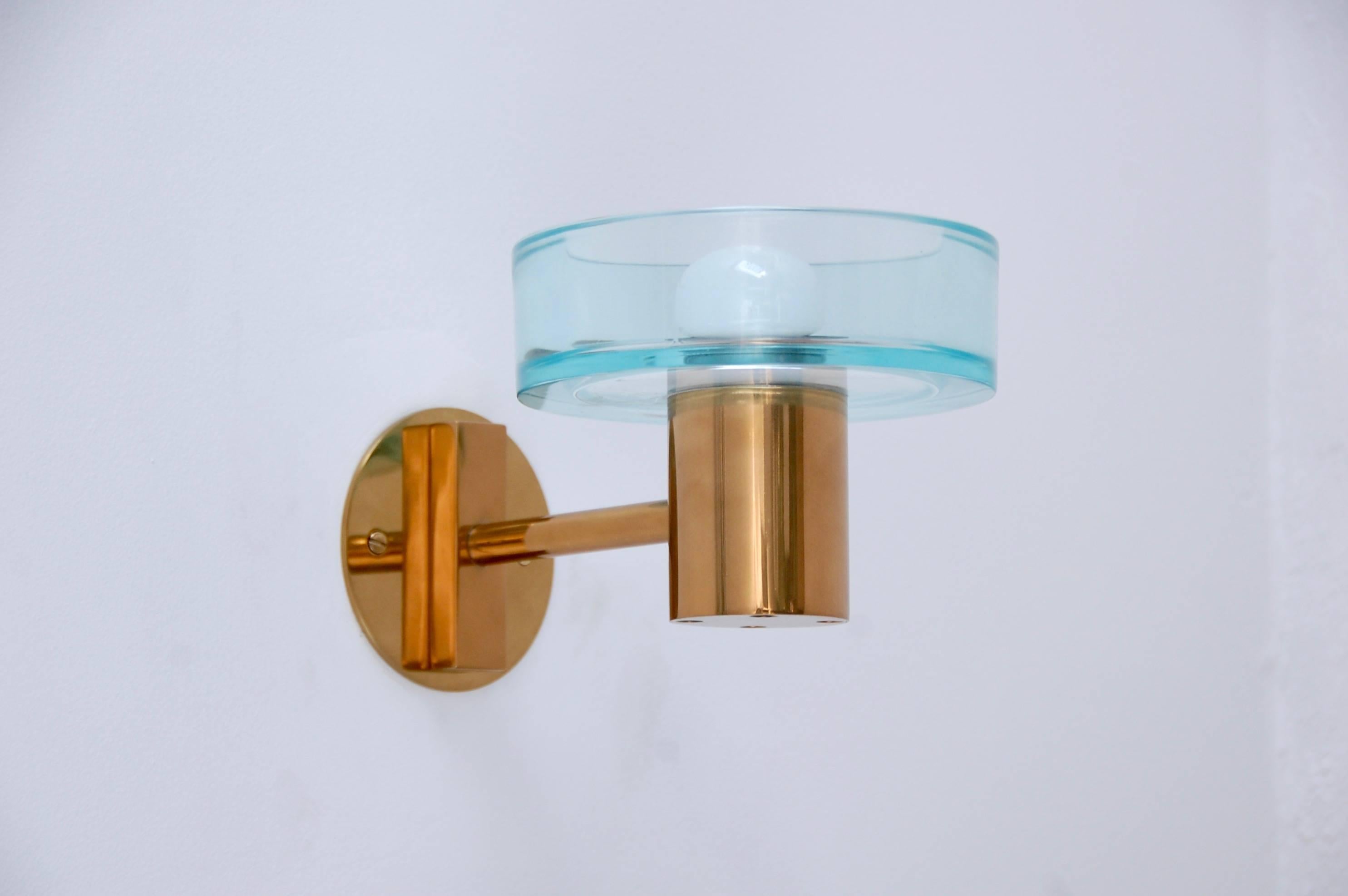 Elegant single aqua marine glass and brass sconce by Seguso of Italy. Single E26 medium based socket. Wired for use in the US. Fully restored. Back plate 4” with 2 ¾” centre to centre mounting holes.
We at Lumfardo Luminaires do all the