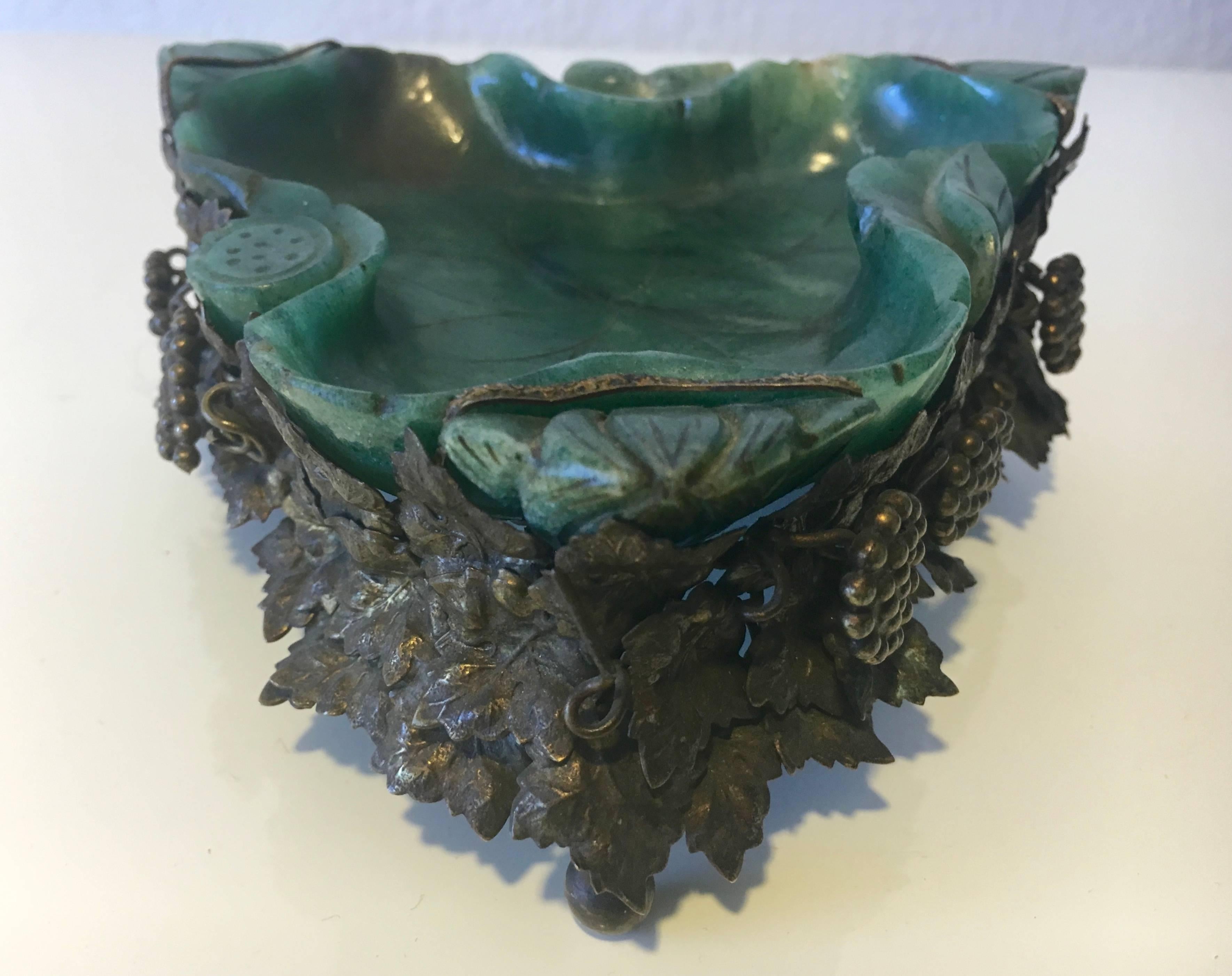 French Important Art Nouveau Solid Dark Green Jade and Bronze Ash Tray, circa 1905 For Sale
