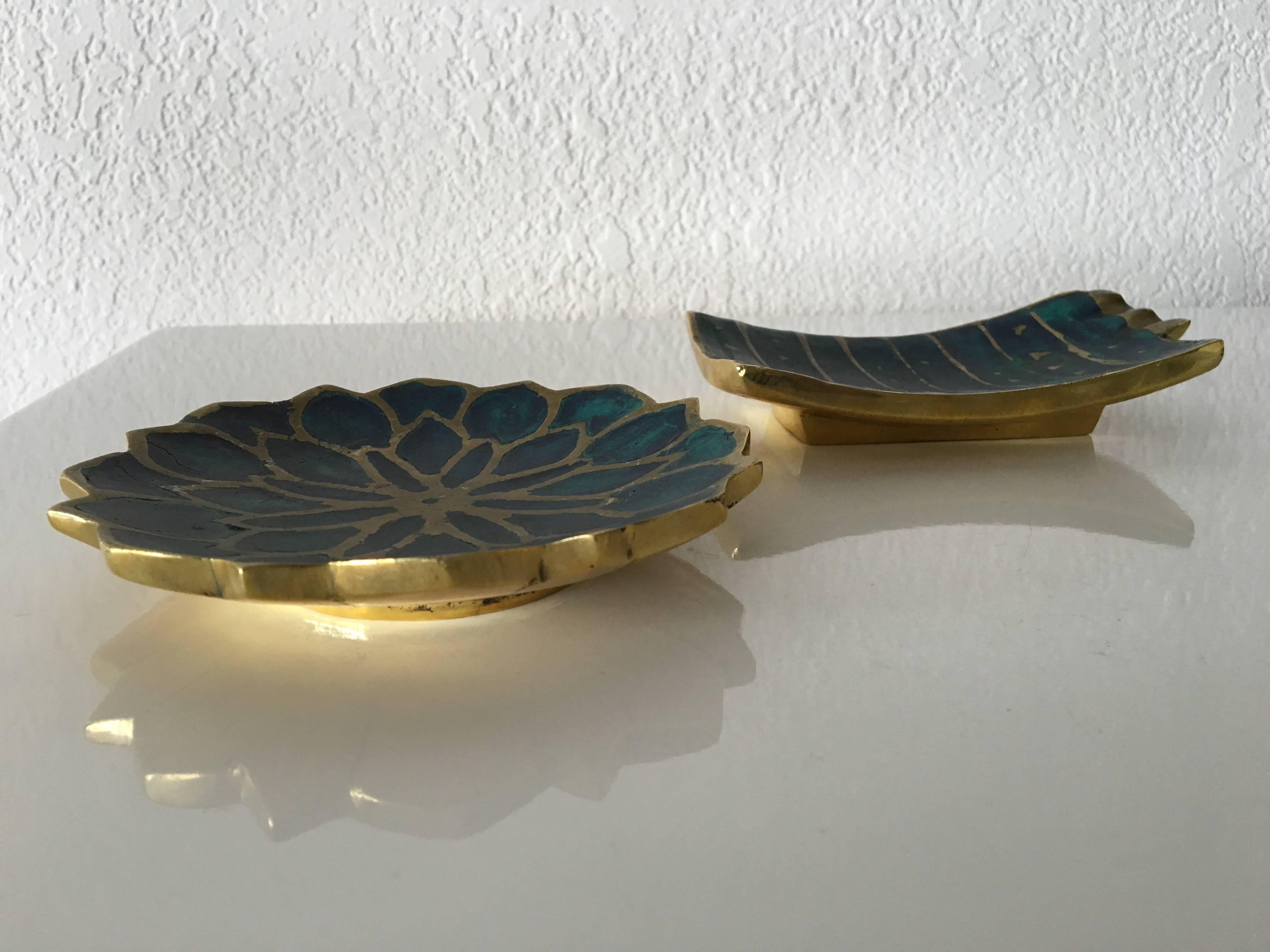 Beautiful ashtray and small lotus dish in solid brass and ceramic inlay,
by Pepe Mendoza.
Mexico City, circa 1960s

Measures: Astray: W 6