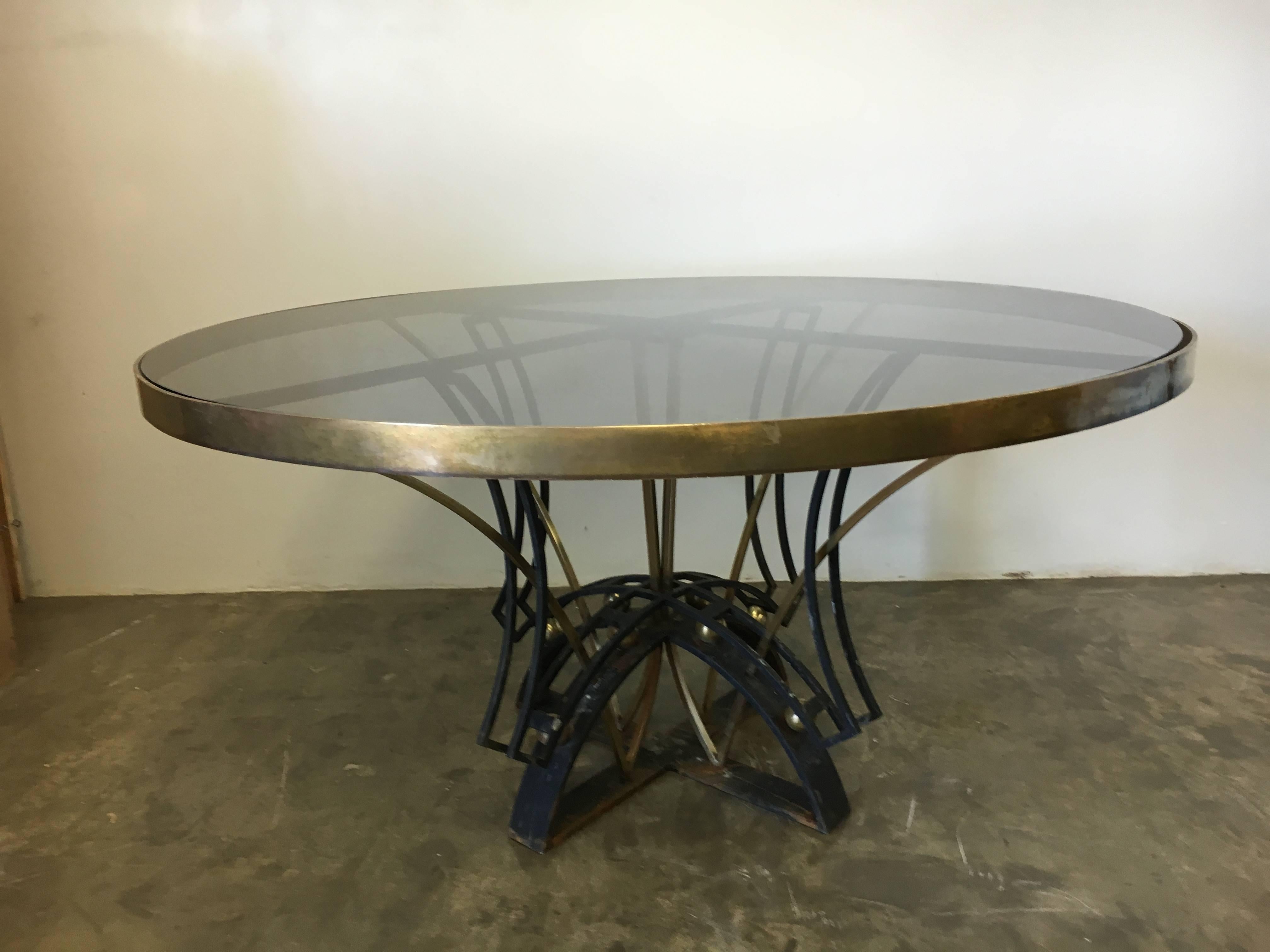 Stunning round dining table in wrought iron and solid brass accents.
Designed by Arturo Pani.
Executed in the workshop 