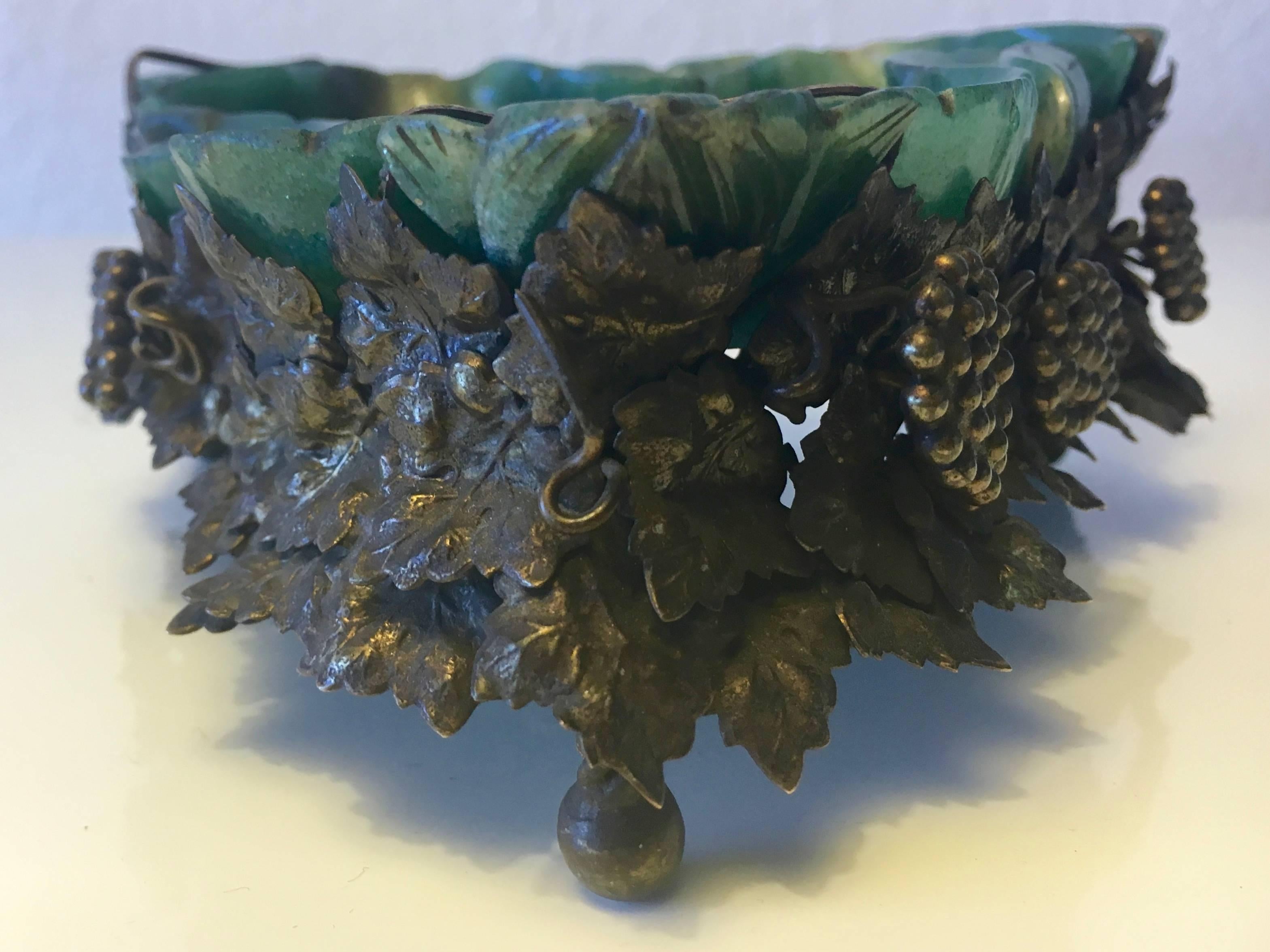 Important Art Nouveau Solid Dark Green Jade and Bronze Ash Tray, circa 1905 For Sale 3