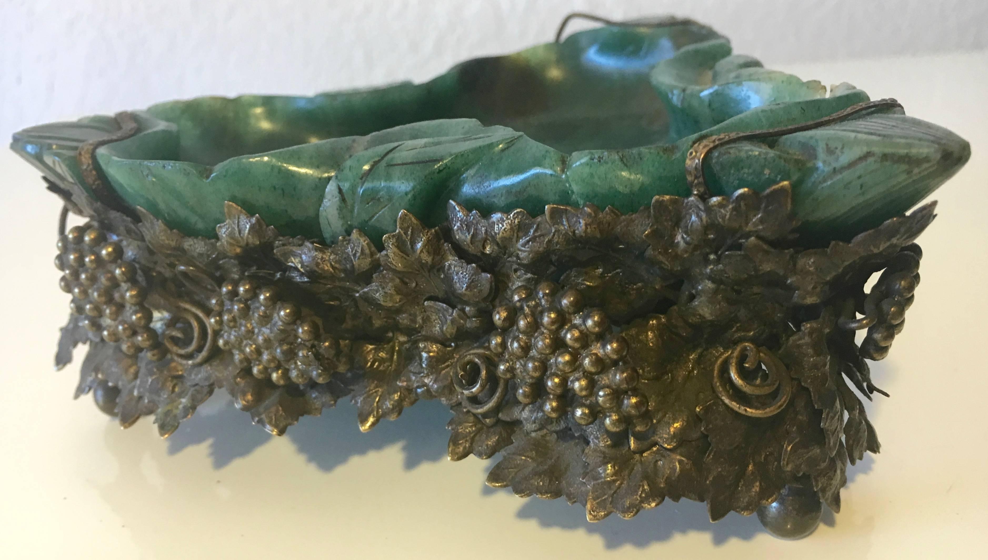Important Art Nouveau Solid Dark Green Jade and Bronze Ash Tray, circa 1905 For Sale 2