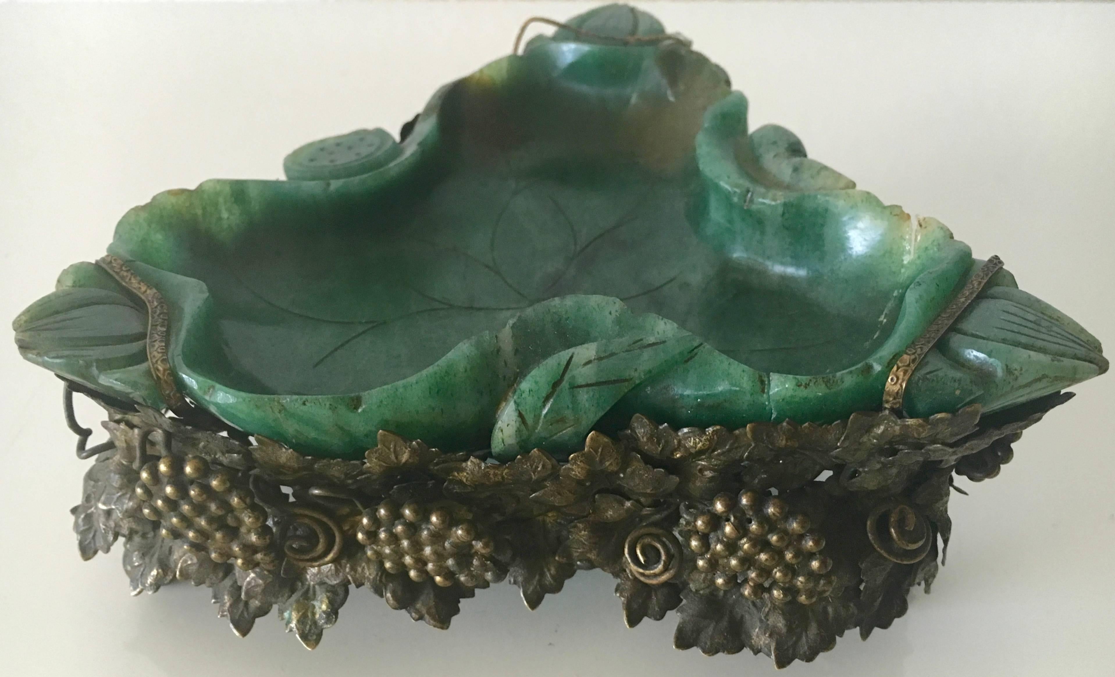 Superb and important Art Nouveau ash tray in solid jade and bronze.
France, circa 1905.