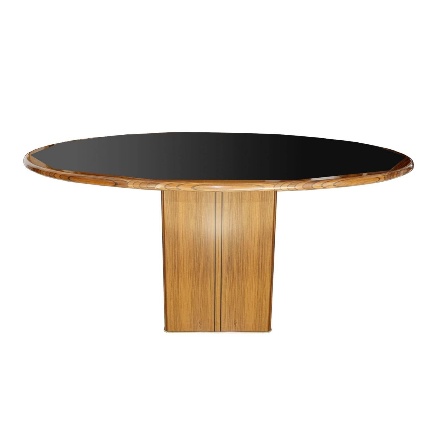 Dining table designed by Afra and Tobia Scarpa belonging to the series "Artona" edited by Maxalto. Made in walnut with ebonized inlays and brass details. Italy 1970.