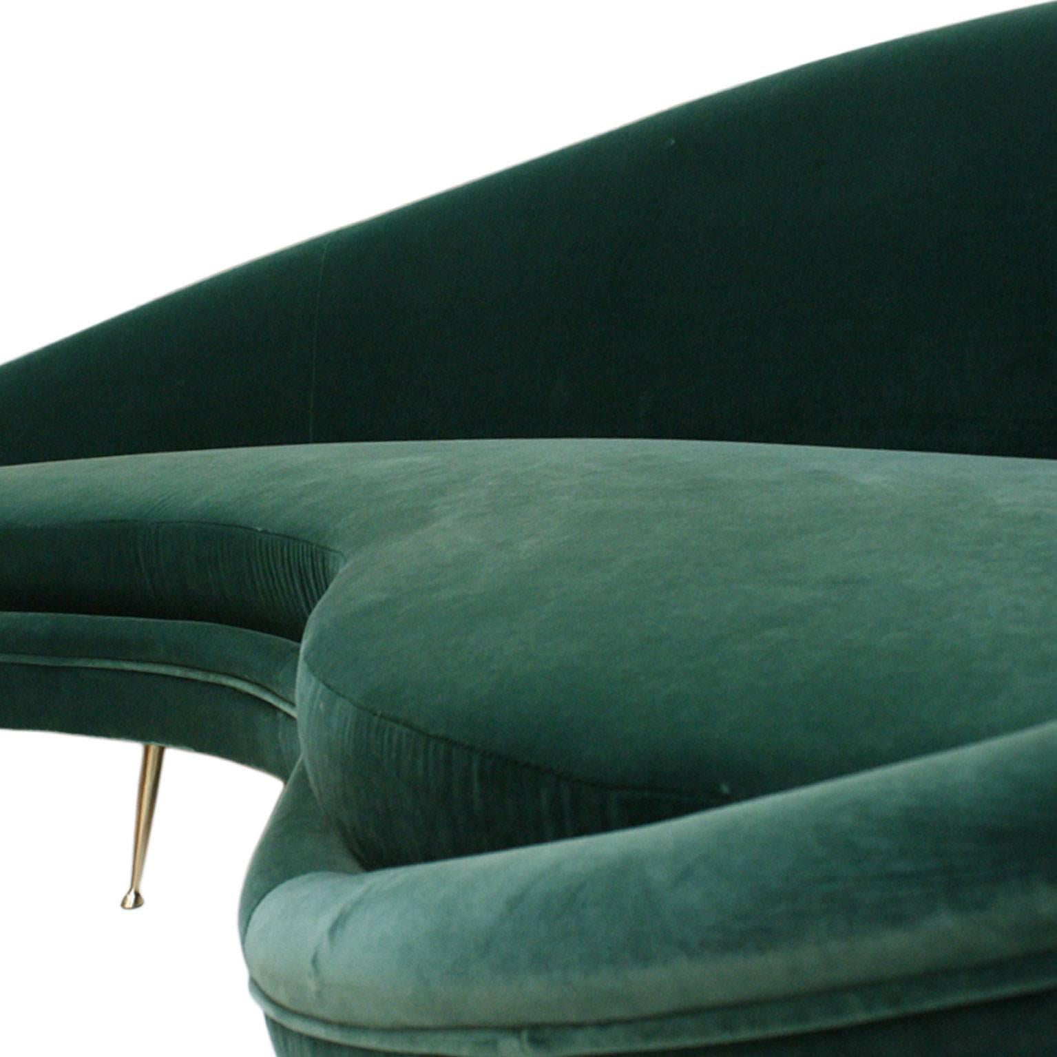 In the Style Ico Parisi Curved Green Cotton Velvet and Brass Italian Sofa In Excellent Condition In Madrid, ES