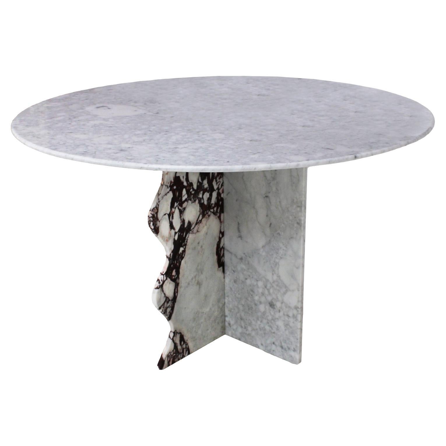 Mesa Redonda Contemporánea de Calacatta y Mármol de Carrara Diseñada por L.A. Studio A