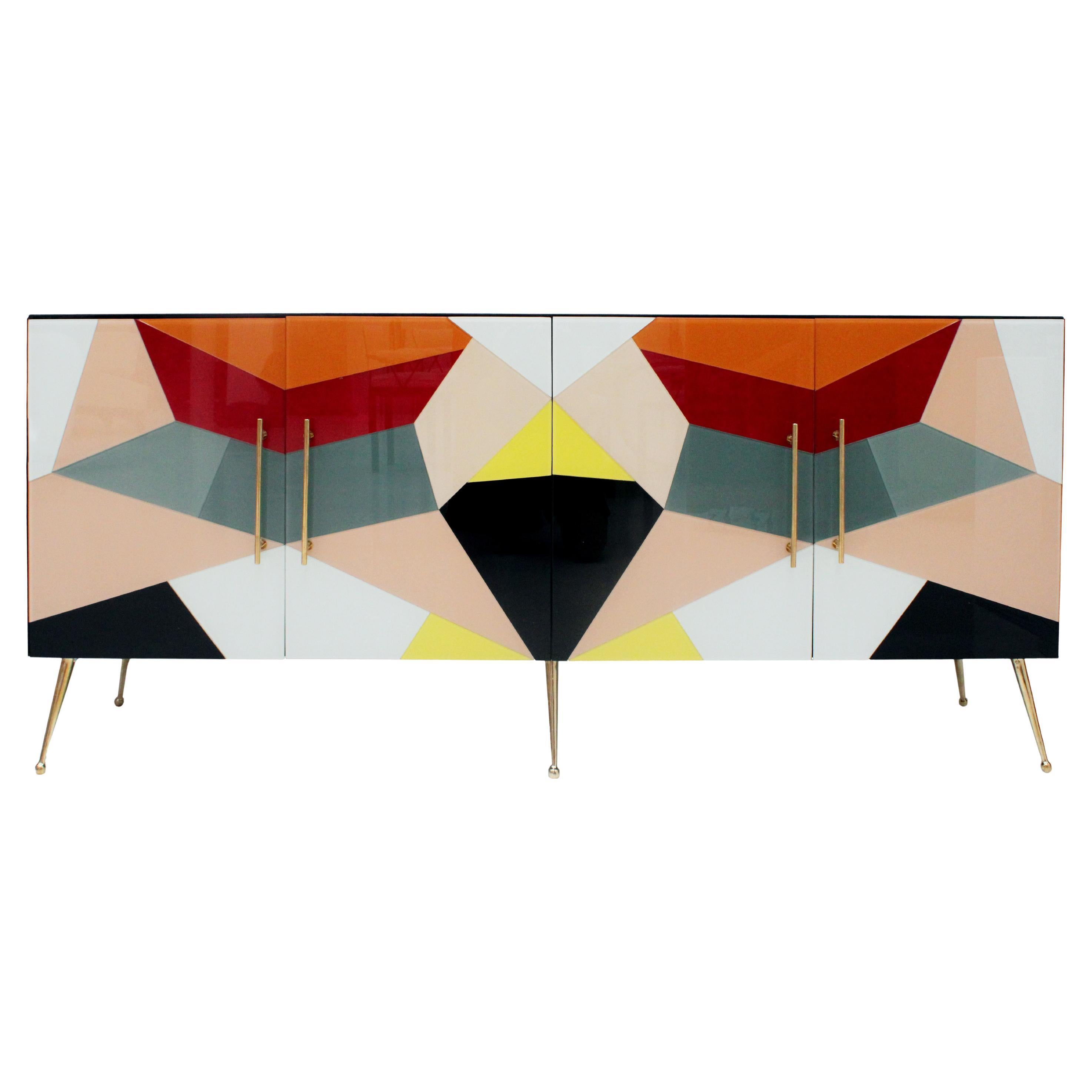 Credenza italiana di metà secolo, vetro colorato e ottone, design geometrico. in vendita