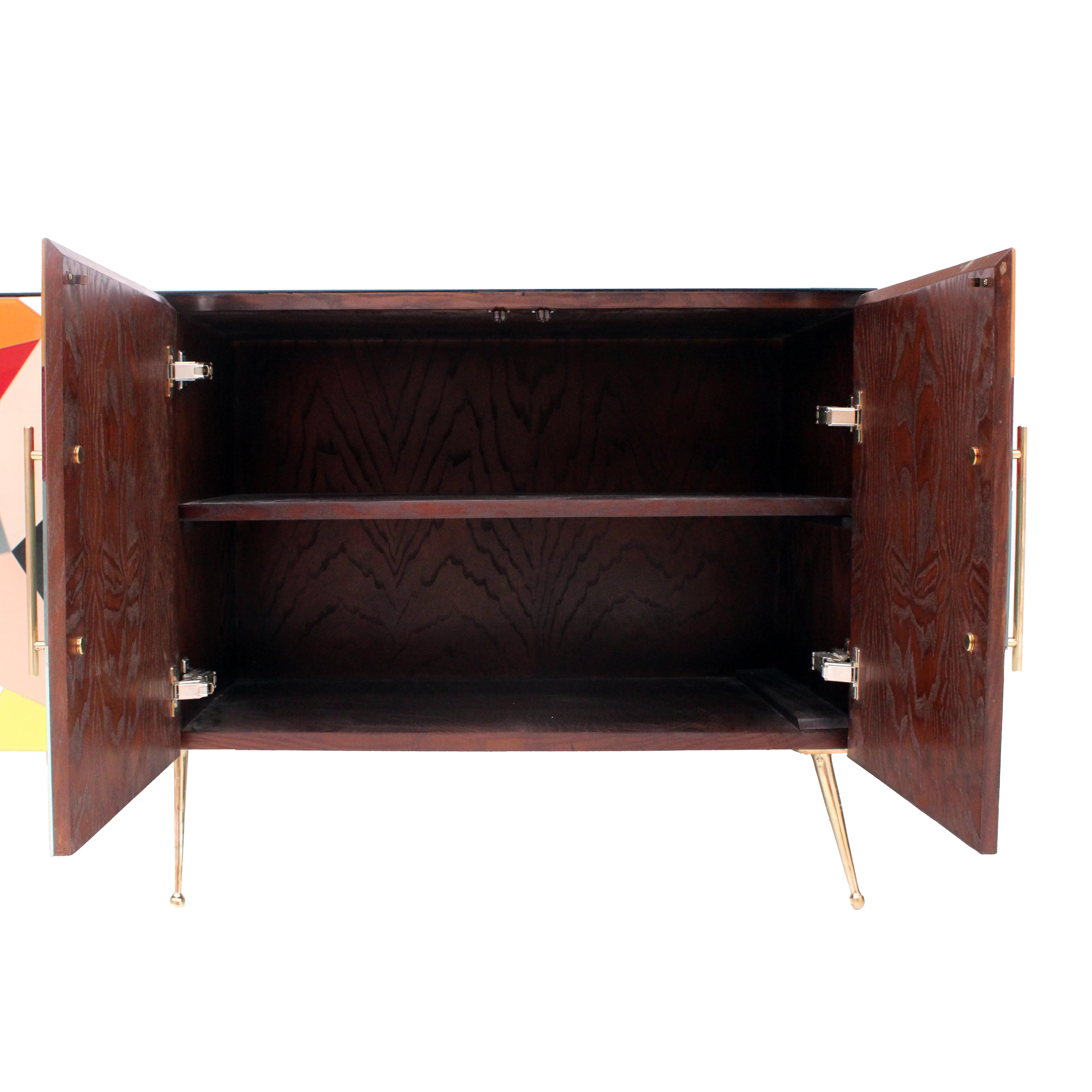 XXI secolo e contemporaneo Credenza italiana di metà secolo, vetro colorato e ottone, design geometrico. in vendita