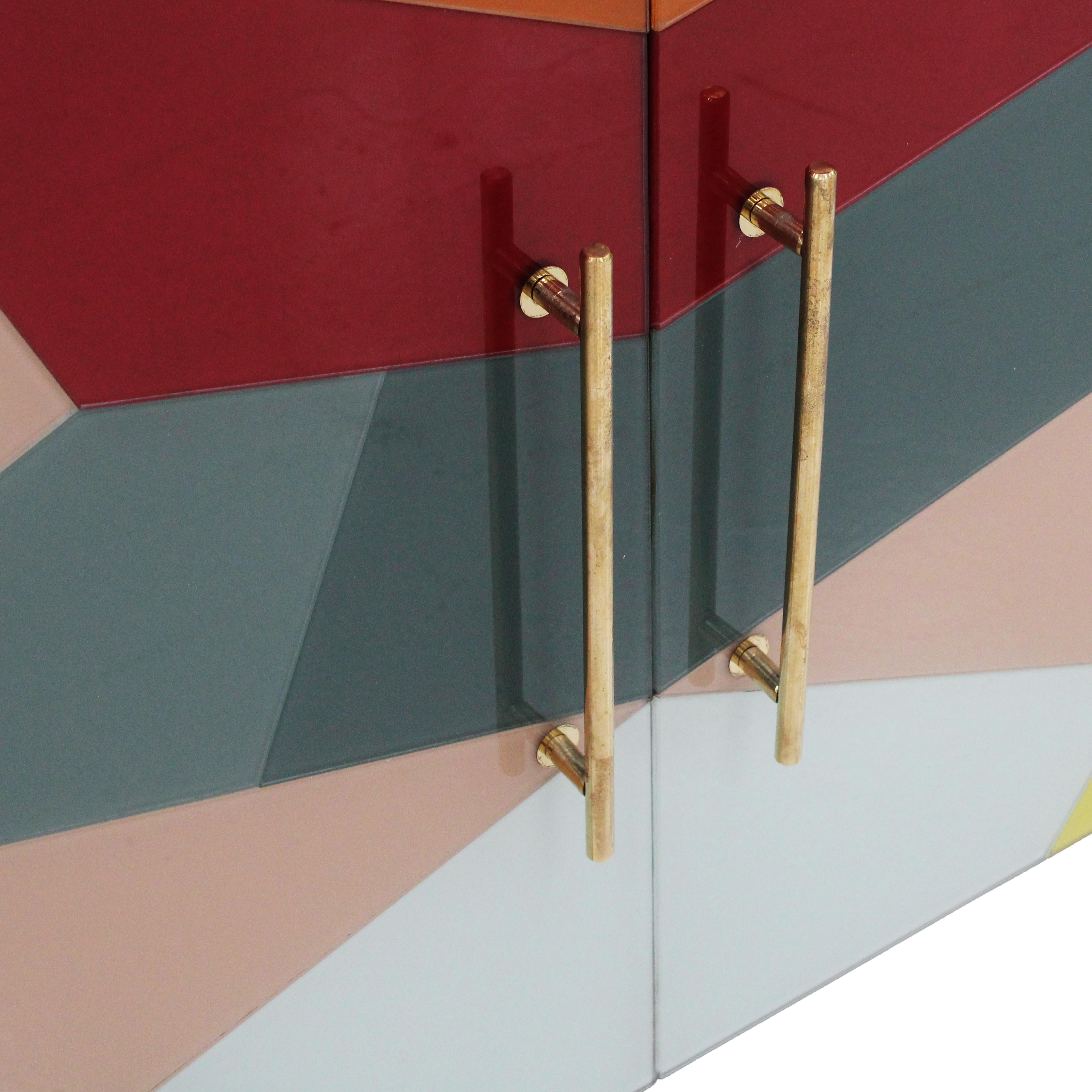Credenza italiana di metà secolo, vetro colorato e ottone, design geometrico. In condizioni buone in vendita a Madrid, ES