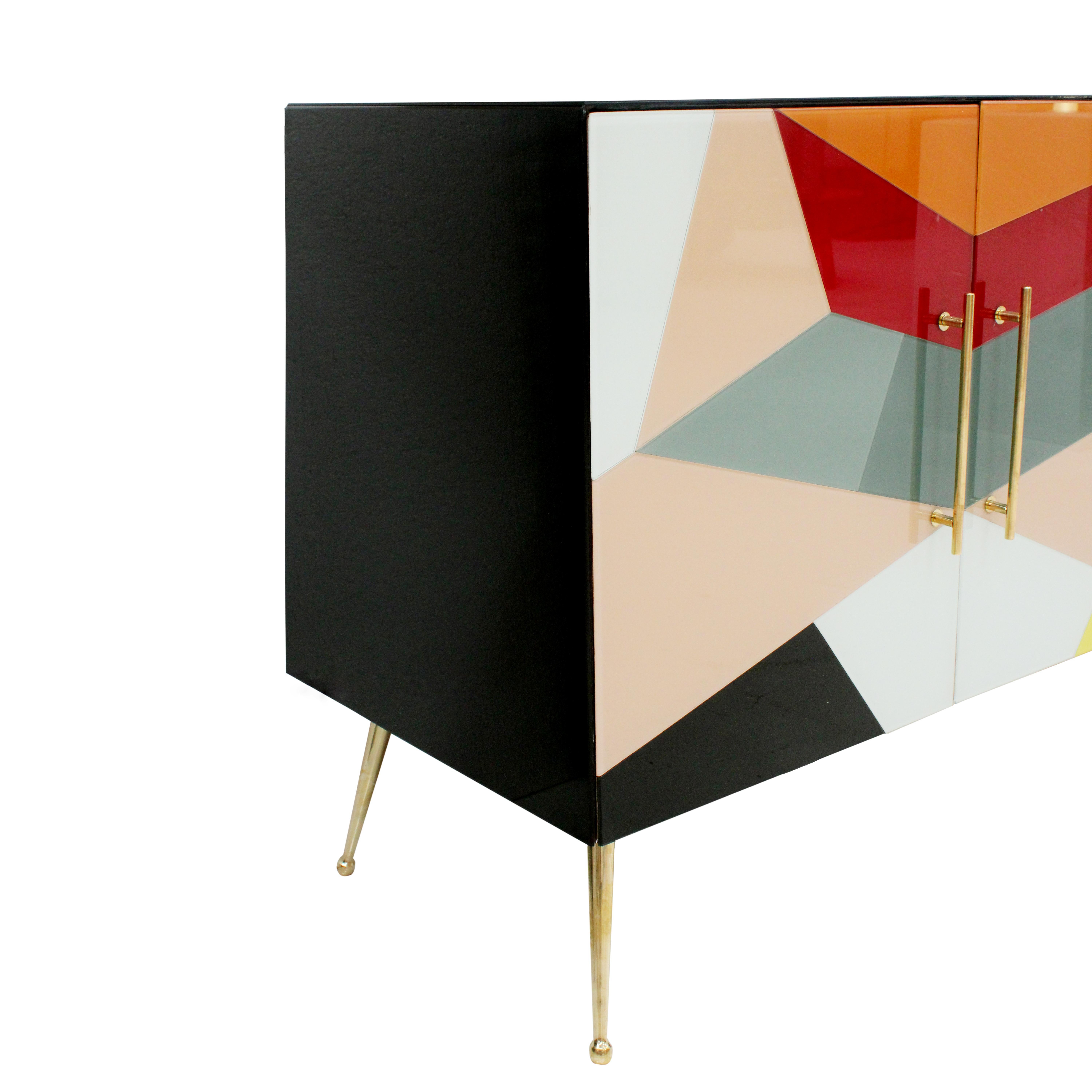 Mid-Century moderno Credenza italiana di metà secolo, vetro colorato e ottone, design geometrico. in vendita