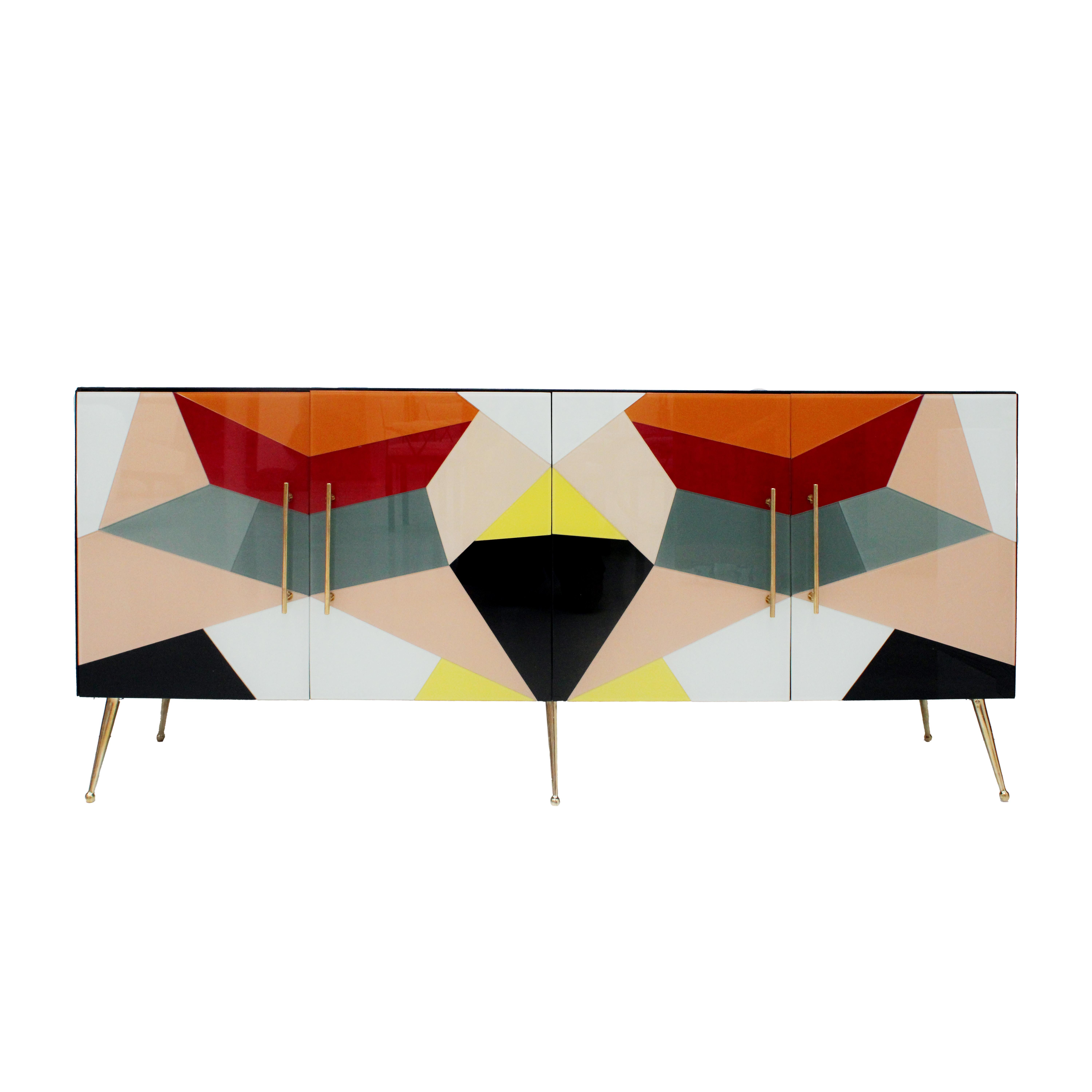 Ottone Credenza italiana di metà secolo, vetro colorato e ottone, design geometrico. in vendita