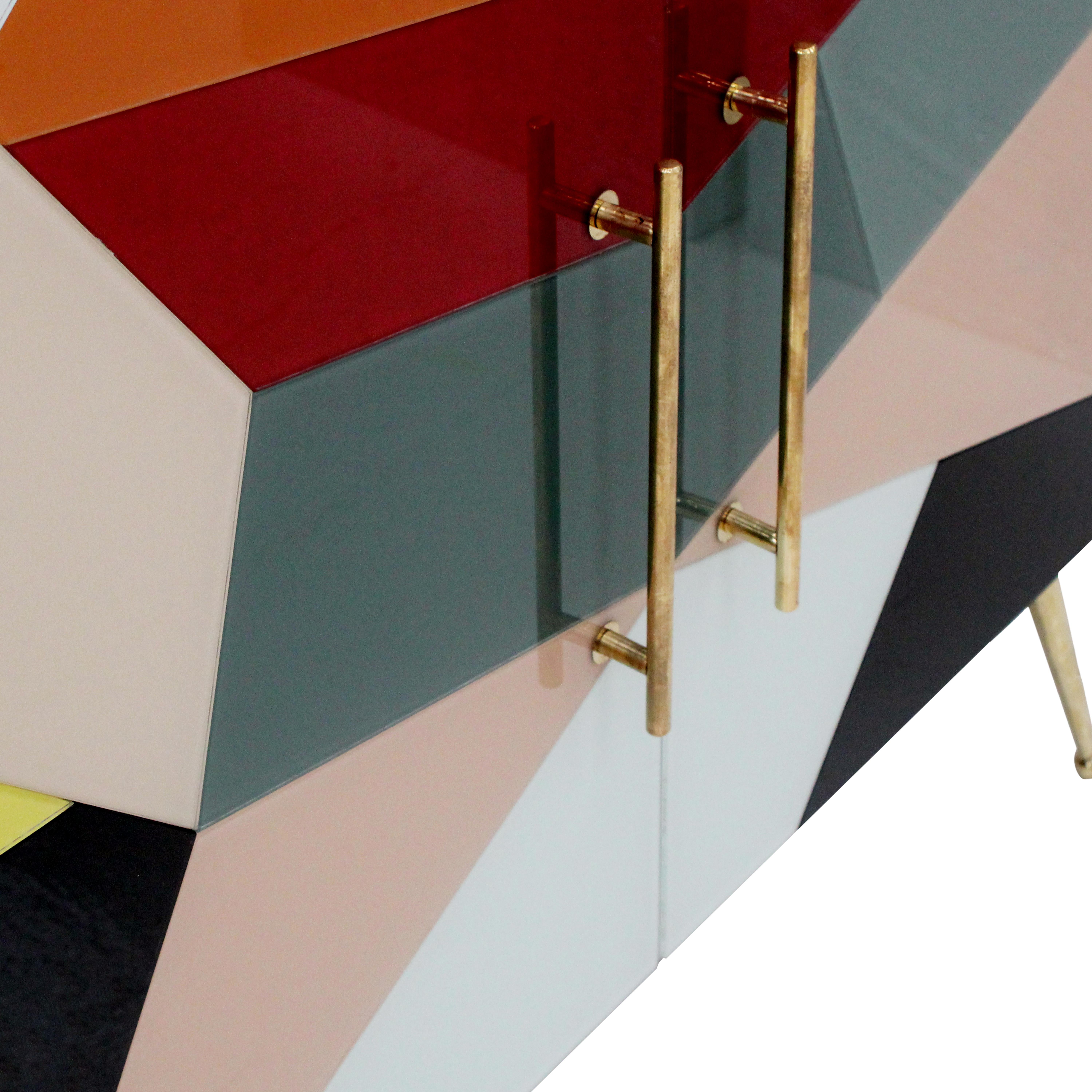 Italiano Credenza italiana di metà secolo, vetro colorato e ottone, design geometrico. in vendita