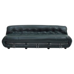 Canapé Soriana de Tobia Scarpa pour Cassina, Italie, années 1960, cuir vert et acier