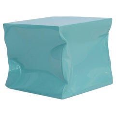 Tavolino scultoreo contemporaneo in metallo laccato blu-verde