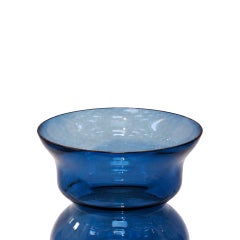 Jarrón italiano de cristal de Murano azul con forma escultural y base transparente, década de los 70