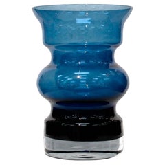 Jarrón italiano de cristal de Murano azul con forma escultural y base transparente, década de los 70